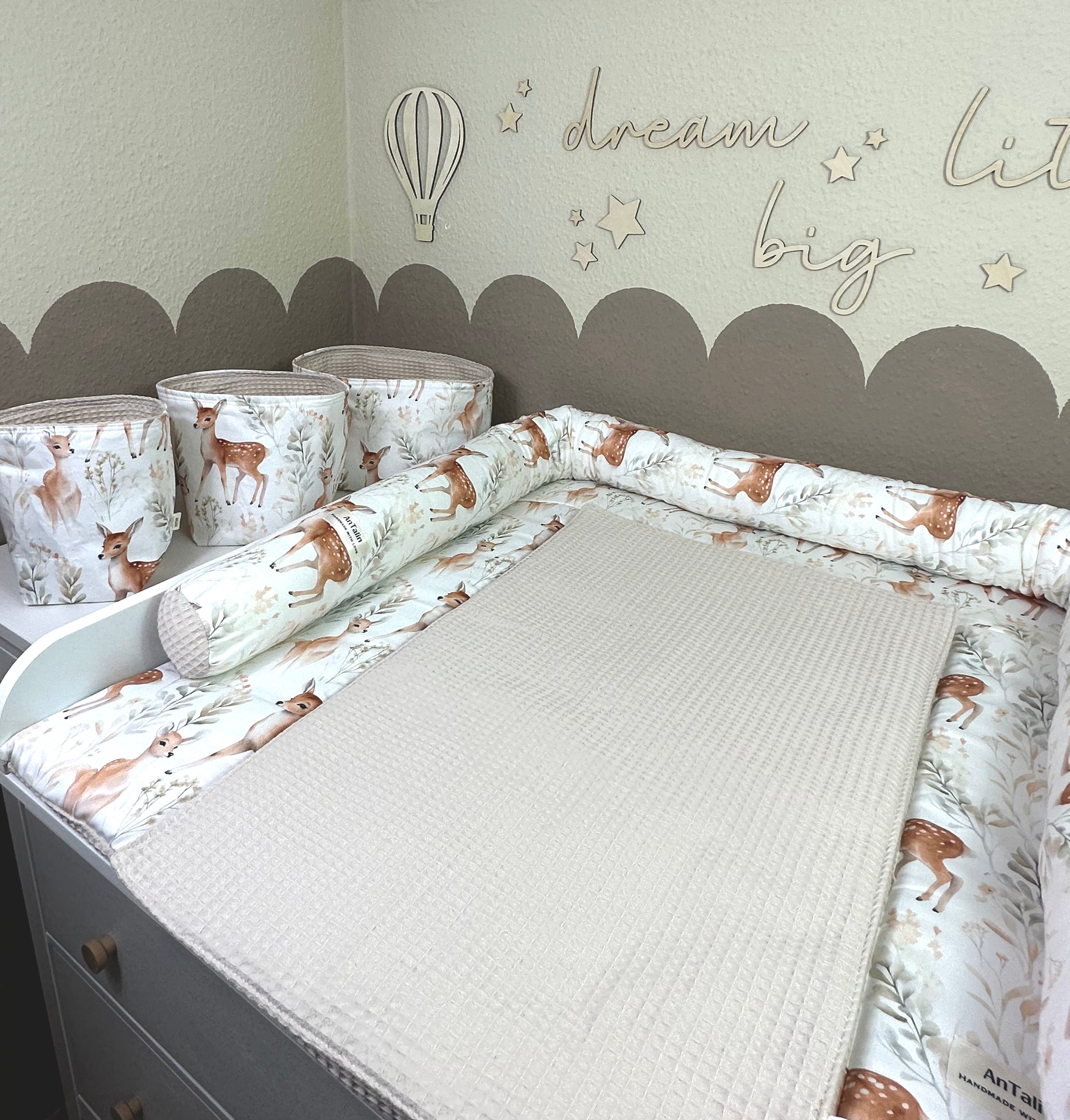 Wickelauflage Magic of the Forest von AnTalin mit Waldmotiven, weiche und bequeme Unterlage für Babys.