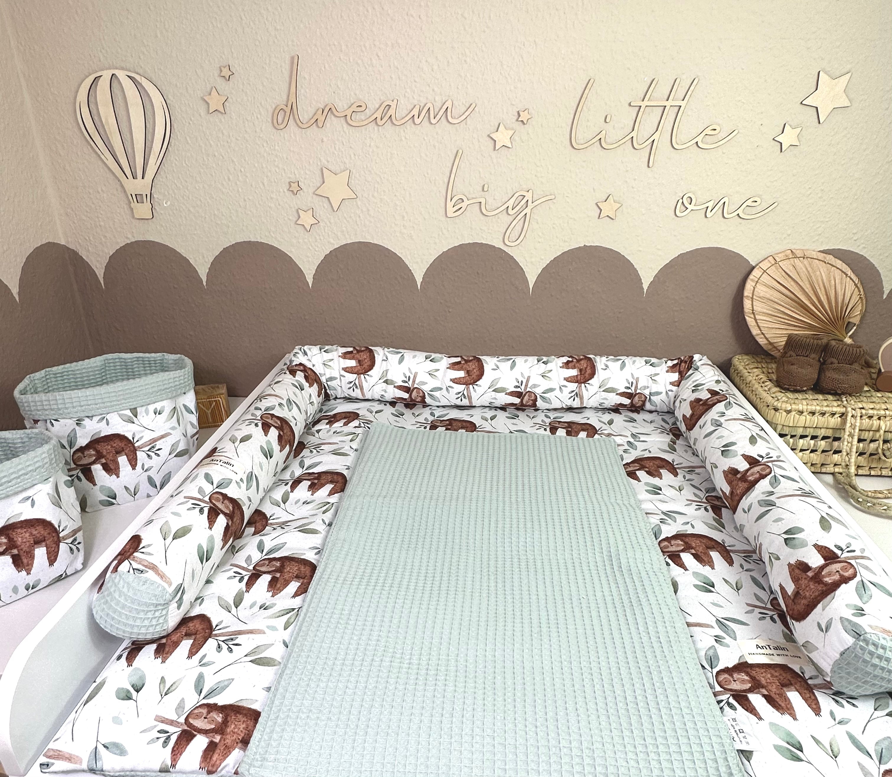 Wickelauflage Sloth Waffelpique in mintgrün von AnTalin, weiche Oberfläche mit lustigem Faultier-Motiv für Babys.