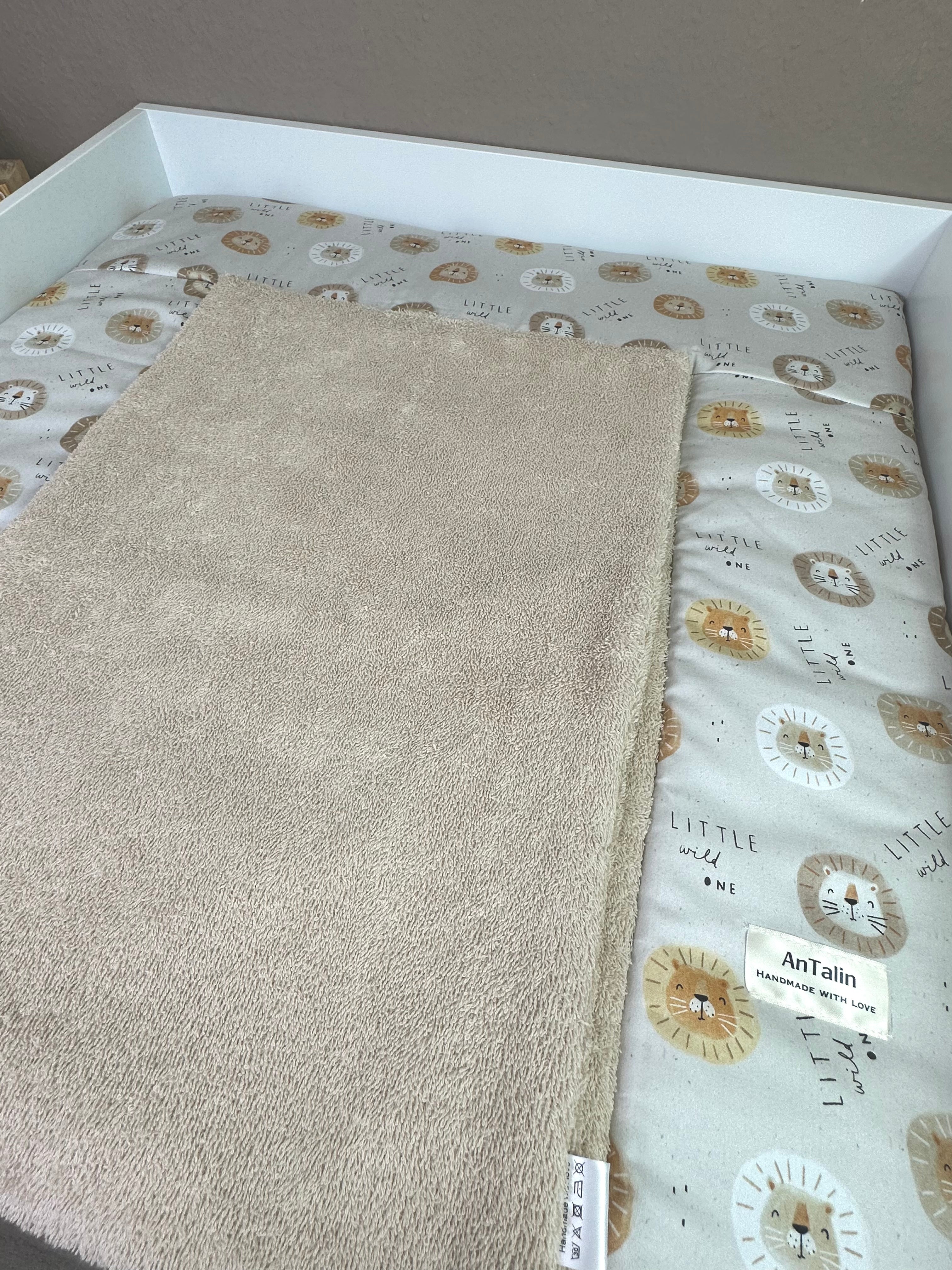 Beige Wickelauflage Little Wilt Frottee von AnTalin mit weicher, saugfähiger Frotteeschicht für Babys.