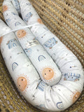 Wickeltischumrandung für Baby Boy im Boho-Stil von AnTalin, weiche Polsterung mit bunten Mustern, perfekte Wickelauflage.