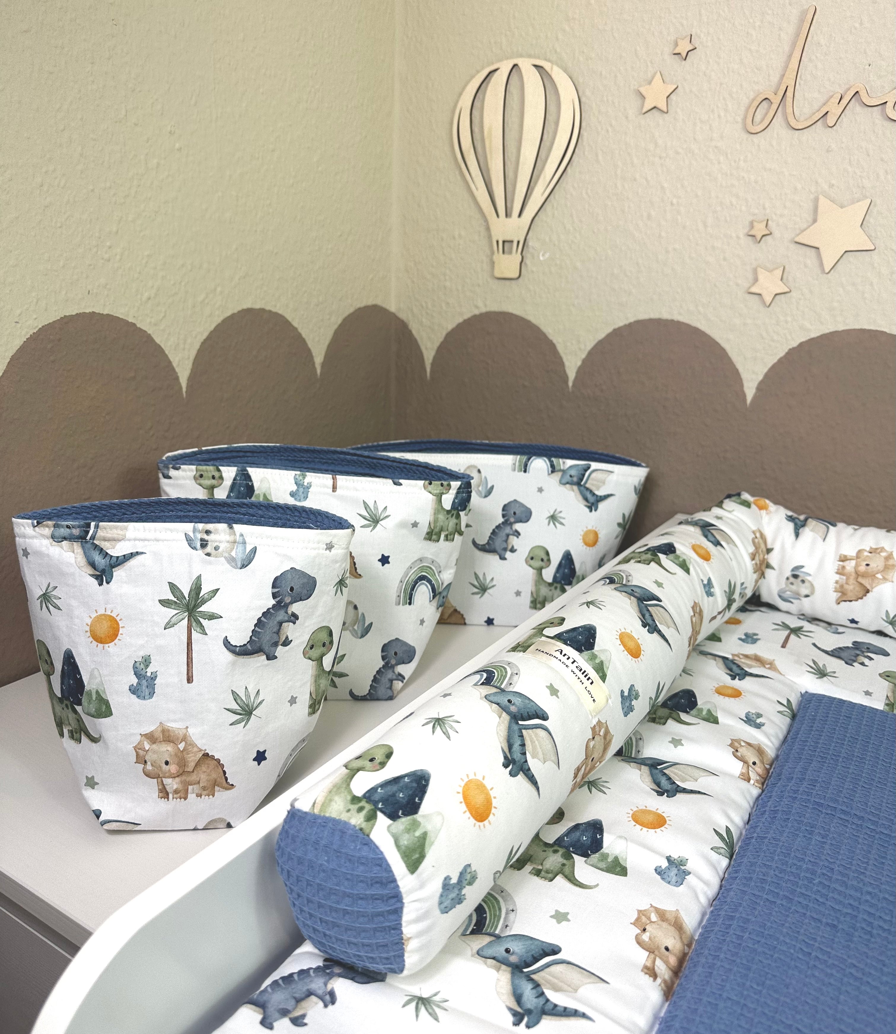 Kleines Dino Utensilo von AnTalin aus Waffelpique in jeansblau, ideal für Küchen- oder Kinderzimmerorganisation