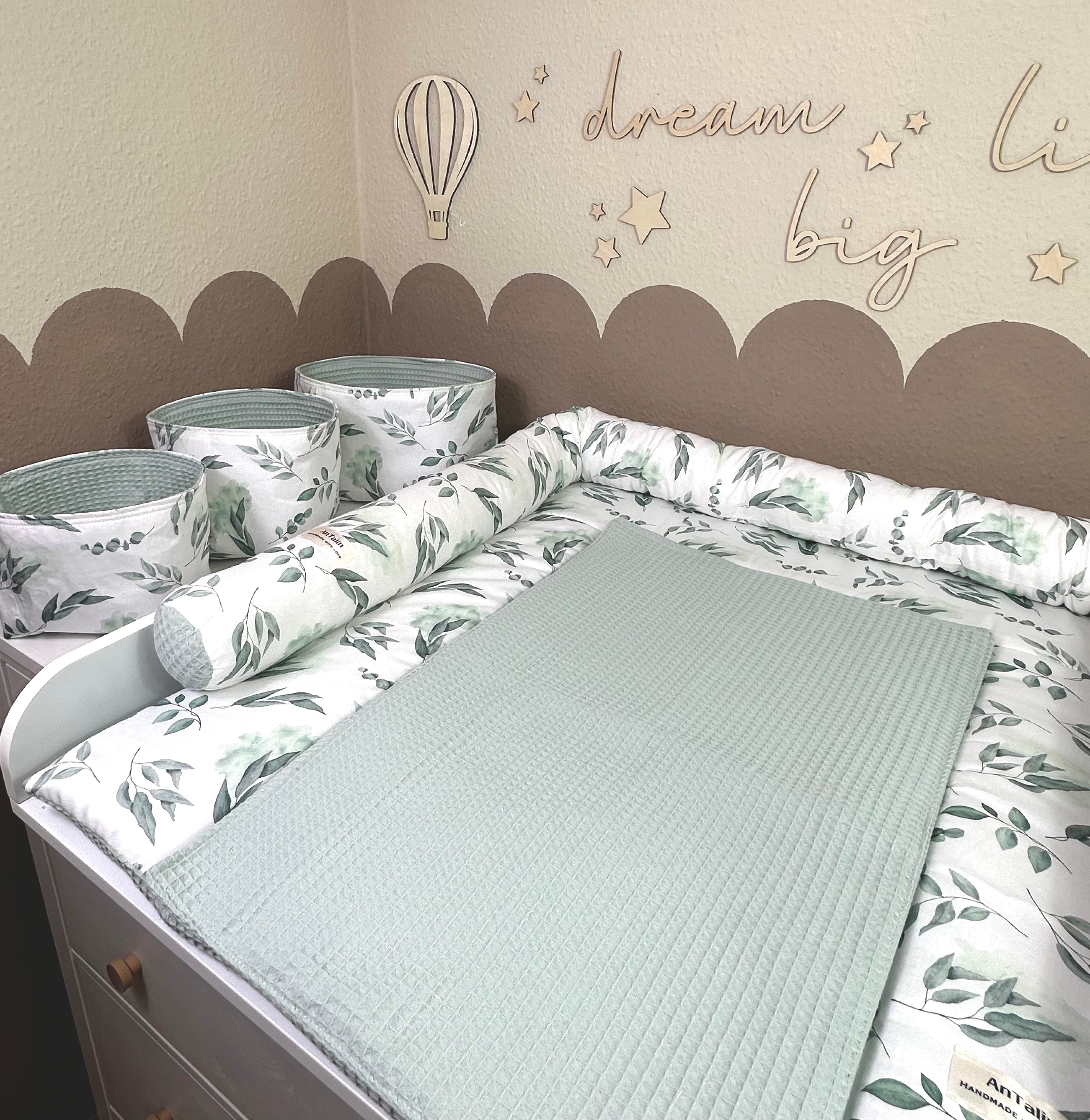 5-teiliges Wickelauflagen-Set aus Waffelpique in Mintgrün mit Eukalyptus-Muster von AnTalin, weiche und saugfähige Baby-Wickelunterlagen