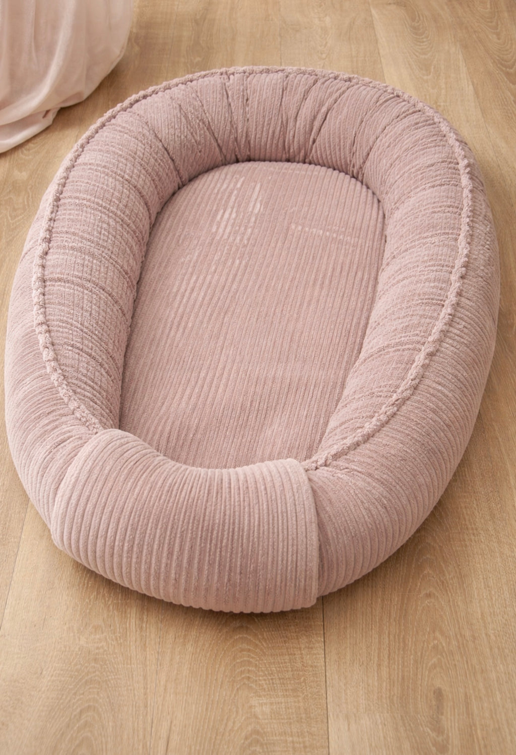 Weiches Breitcord Babynest von AnTalin für Babys und Kleinkinder, mit gepolsterten Seiten und angenehmer Textur.