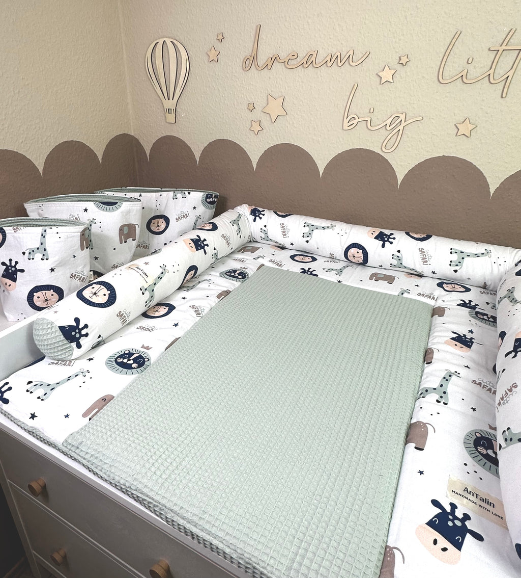 Wickelauflage Set 5-teilig Small Wildlife von AnTalin, mintgrüne Waffelpique, weiche und stabile Wickelunterlagen für Babys