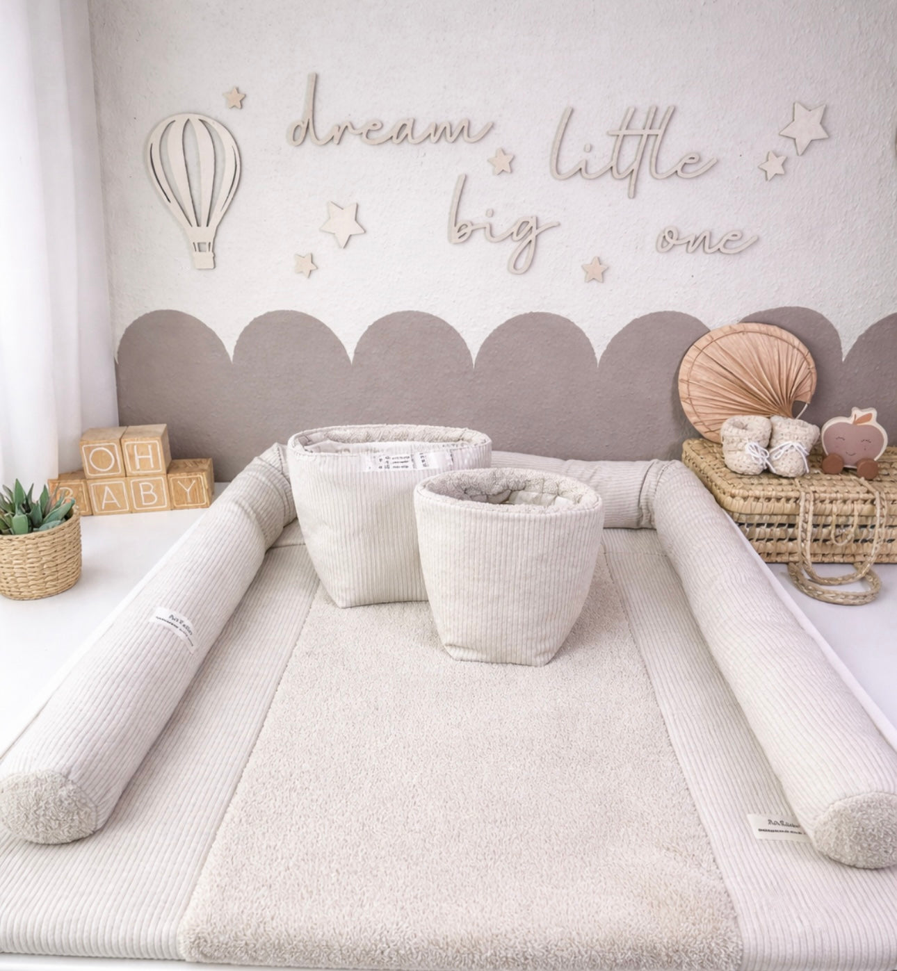 Beige Wickelauflage von AnTalin, weiche und bequeme Wickelunterlage für Babys, mit abwischbarer Oberfläche und rutschfestem Boden.