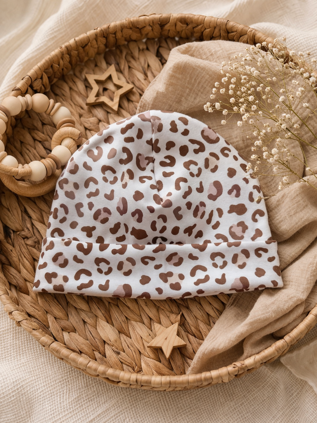 Weißes Beanie Leo von AnTalin, bequeme Mütze mit Leo-Muster, ideal für kaltes Wetter, bequem und stylisch.