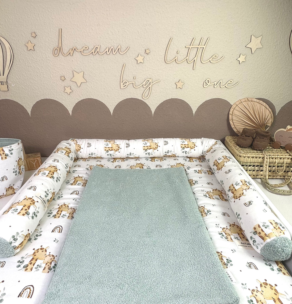 Fünfteiliger Wickelauflagen-Set mit kleinen Giraffen in mintgrün, aus weichem Frottee, ideal für Babys von AnTalin