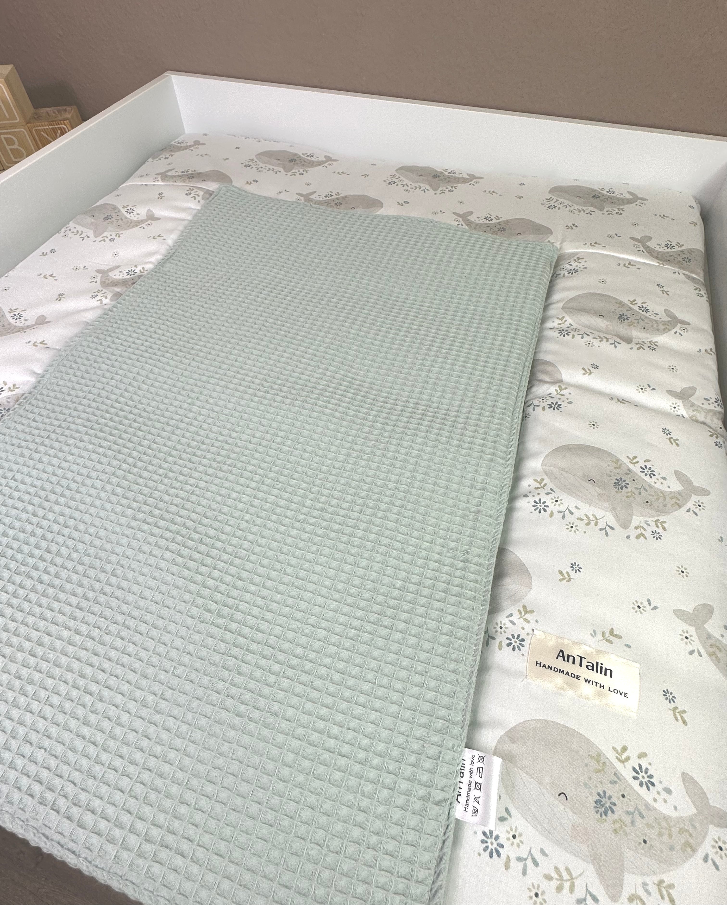 Wickelauflagen Set 5-tlg., kleiner Wal, Waffelpique, mintgrün, weiche Baby-Wickelunterlagen von AnTalin