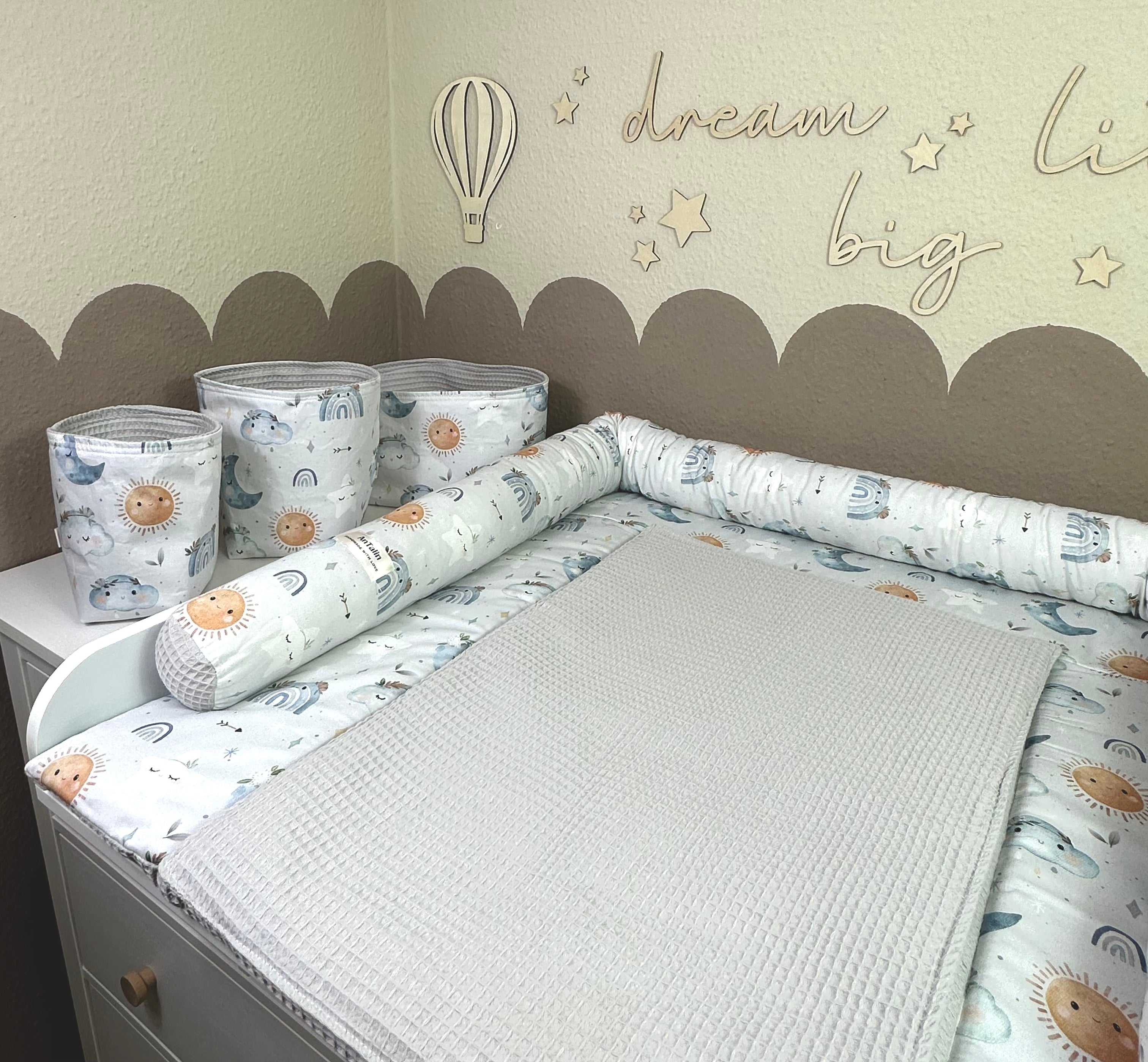 Wickelauflage Boho Baby Boys aus grauem Waffelpique, AnTalin, weiche und bequeme Wickelunterlage mit Boho-Design