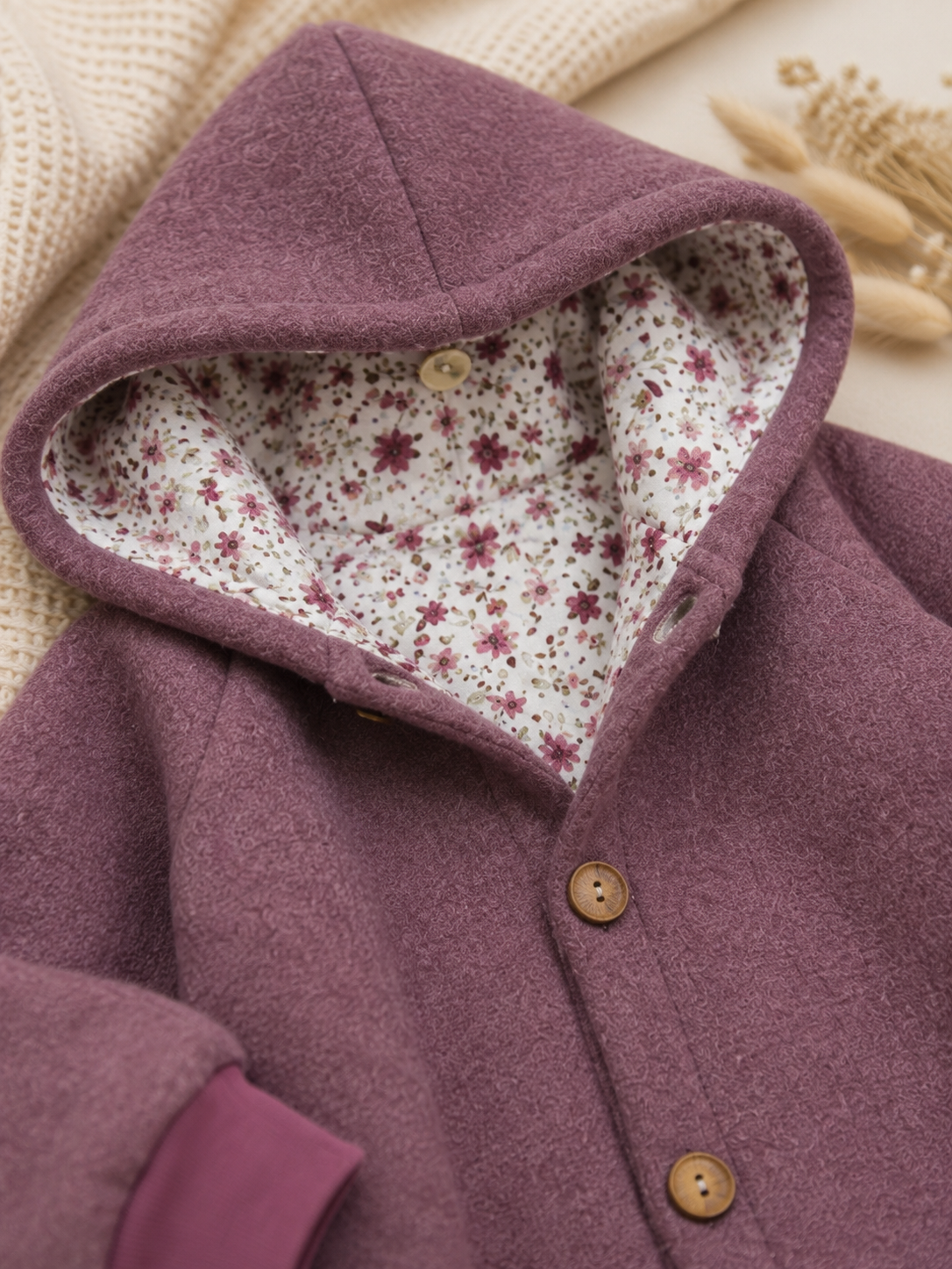 AnTalin Damen-Overall mit floralem Design in Altrosa, bequemes und stylisches Kleidungsstück mit Blumenmuster.