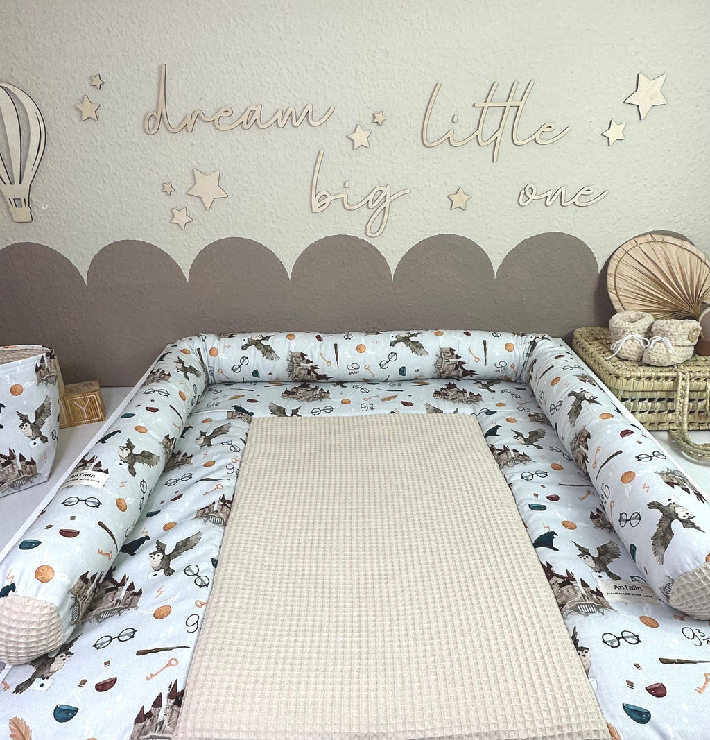 Hellbeige Wickelauflage Gleis 9 3/4 von AnTalin, Waffelpique, weiche und bequeme Baby Wickelunterlage