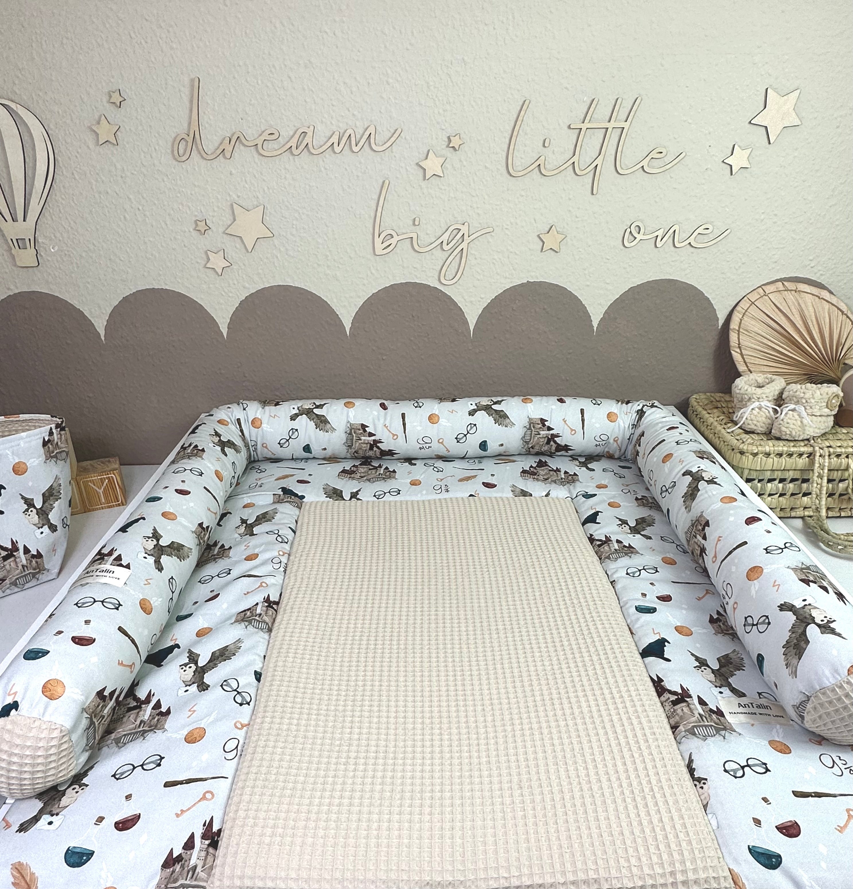 Hellbeige Wickelauflage Gleis 9 3/4 von AnTalin, Waffelpique, weiche und bequeme Baby Wickelunterlage