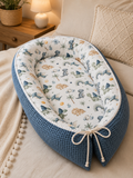 Weiches Nestchen kleiner Dino von AnTalin mit bunten Dino-Motiven, ideal für Babyschlaf und Sicherheit im Kinderbett.