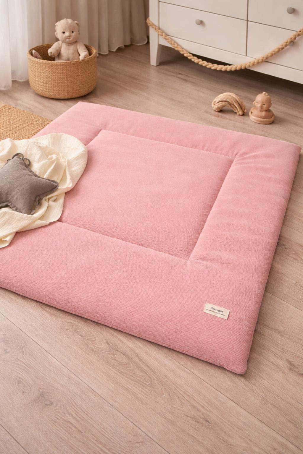 Weiche beige Krabbeldecke von AnTalin aus Cord, ideal für Babys zum Spielen und Kuscheln auf weichem Untergrund.