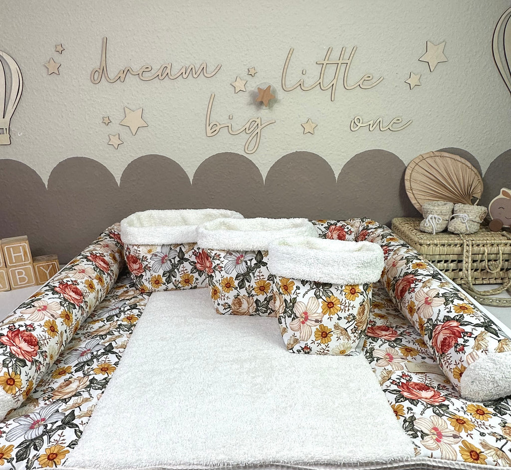 Wickeltischumrandung Retro Garten von AnTalin, bunte und stilvolle Umrandung für Wickeltische im Retro-Garten-Design