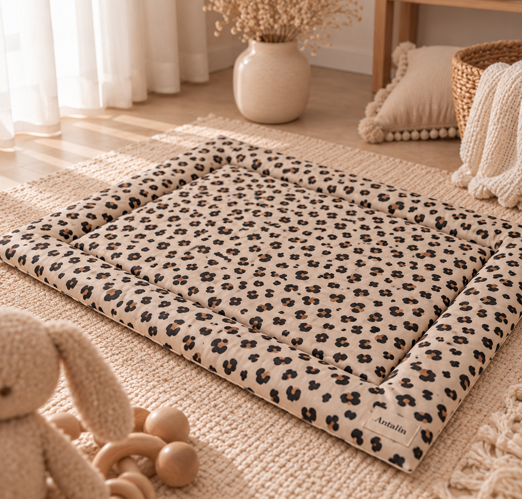 Krabbeldecke Leo Beige - weiche Baby Krabbeldecke mit Leomuster