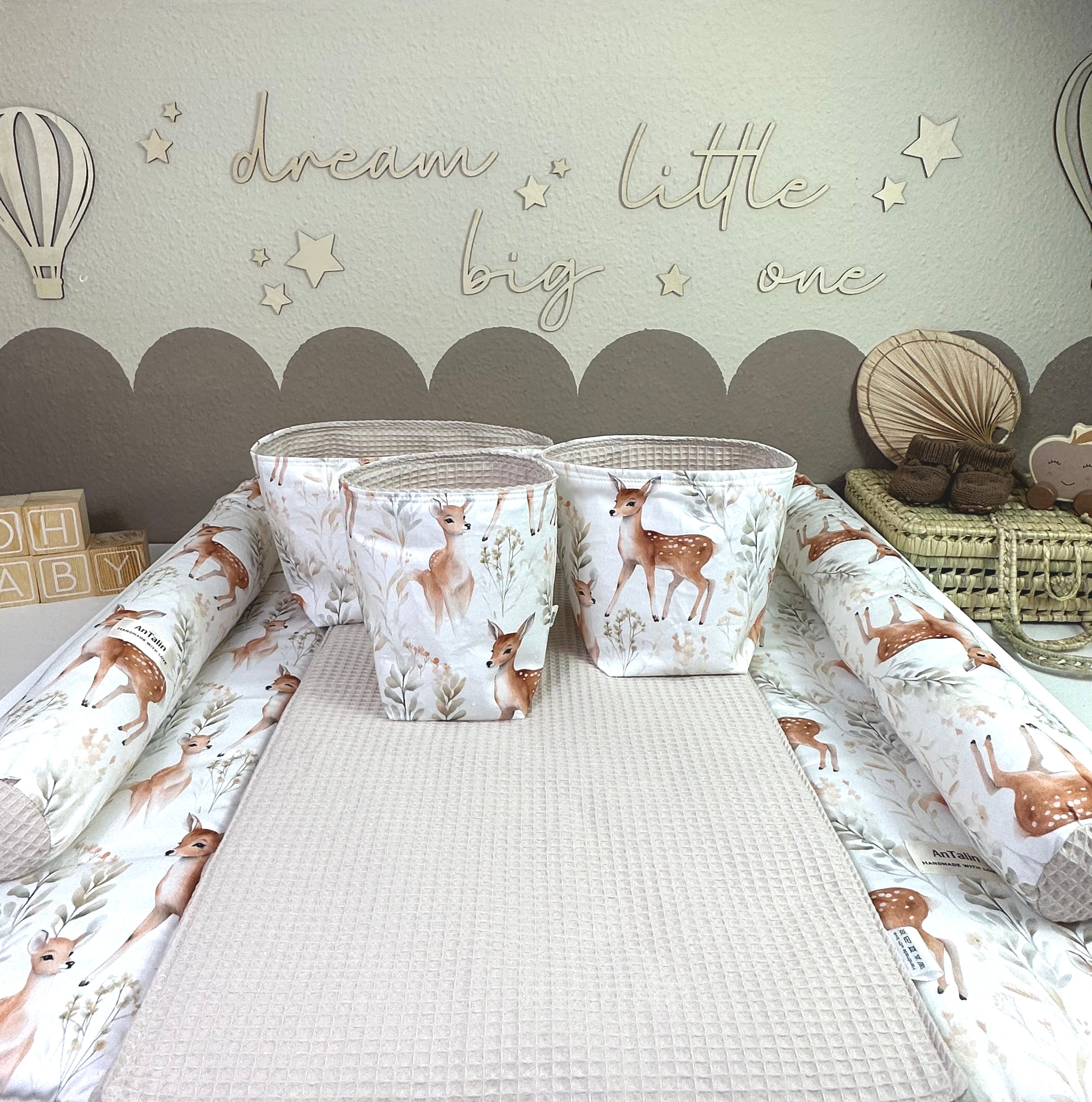 Wickeltischumrandung Magic of the Forest von AnTalin mit bunten Waldmotiven, schützt und verschönert den Wickelplatz für Babys