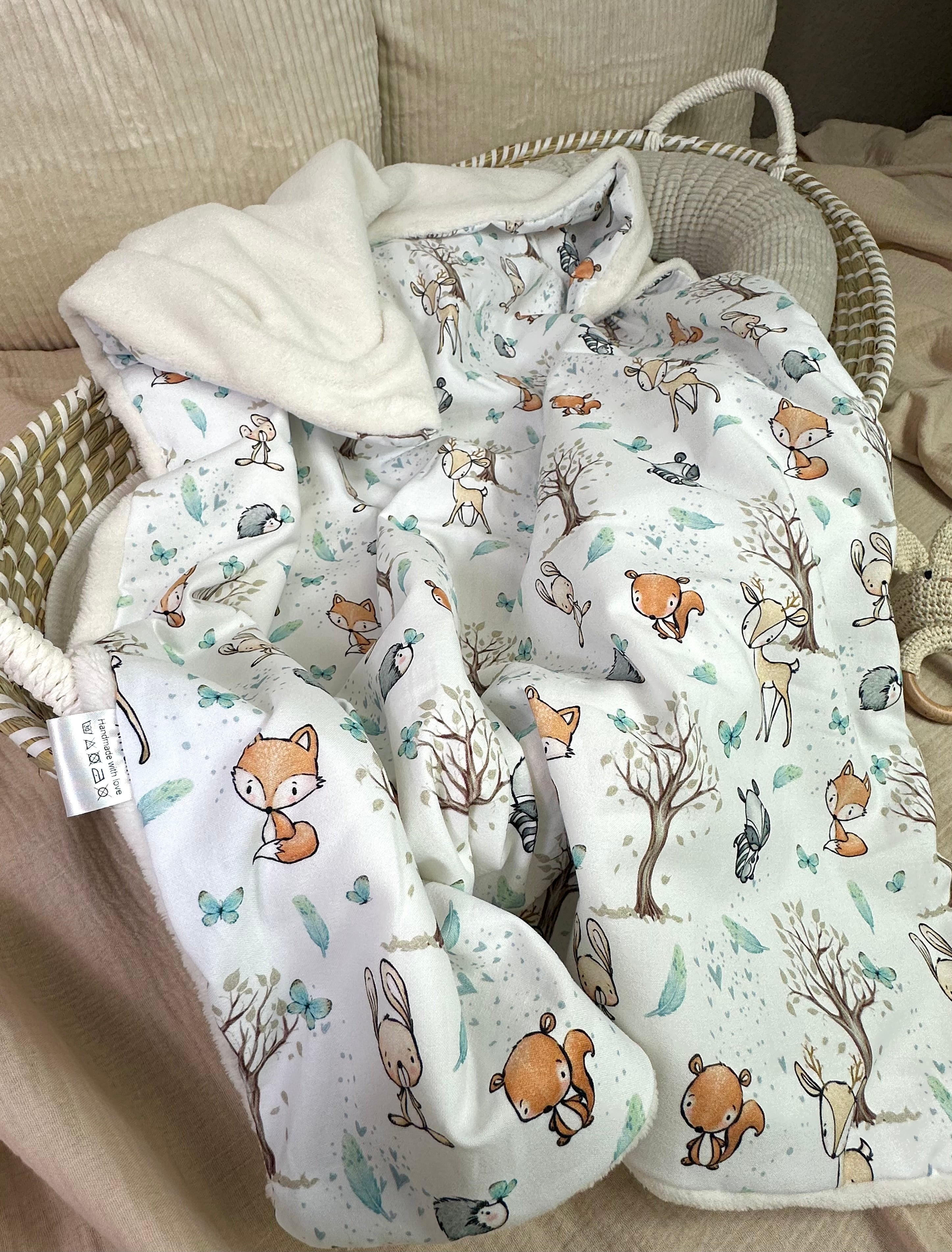 Weiche Babydecke von AnTalin, Kuscheldecke Waldfreunde aus Fleece, mit Baum- und Tiermustern für Babys.