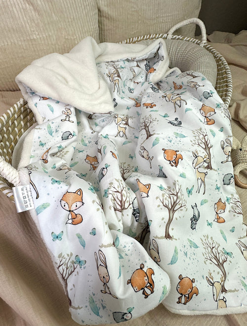 Weiche Babydecke von AnTalin, Kuscheldecke Waldfreunde aus Fleece, mit Baum- und Tiermustern für Babys.