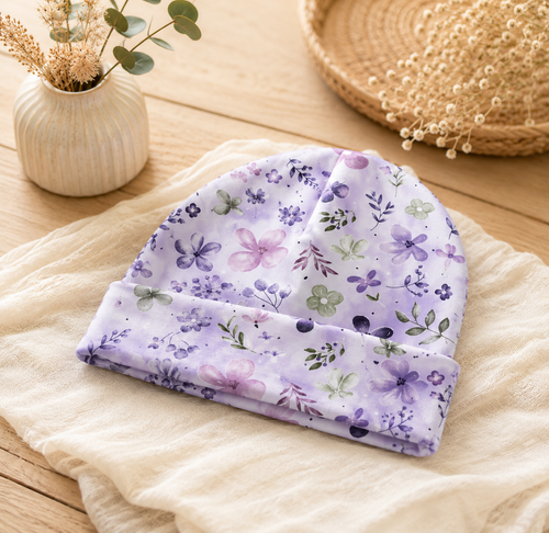 Weiche Baby-Mütze von AnTalin mit Lavendelwiese-Muster, zartes Blumenmuster für kleine Babys, angenehm und bequem.
