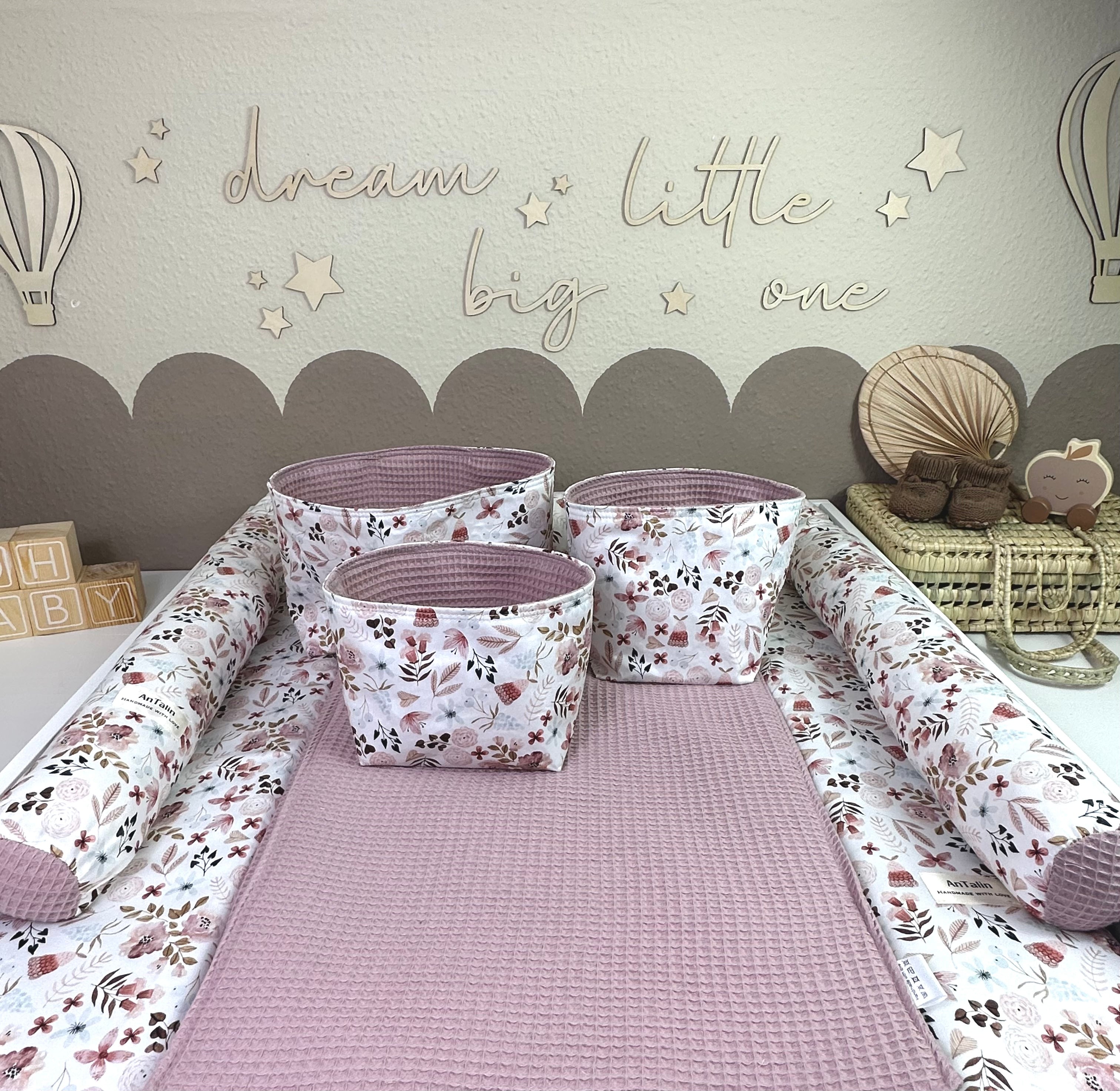 Wickelauflage Scattered Waffelpique altrosa von AnTalin, weiche Wickelunterlage mit gepunktetem Muster und angenehmer Textur