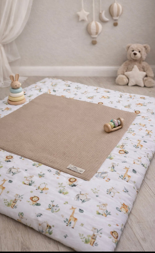 Weiche Krabbeldecke Safari Liebe von AnTalin mit bunten Tiermotiven für Babys auf weichem Stoff.
