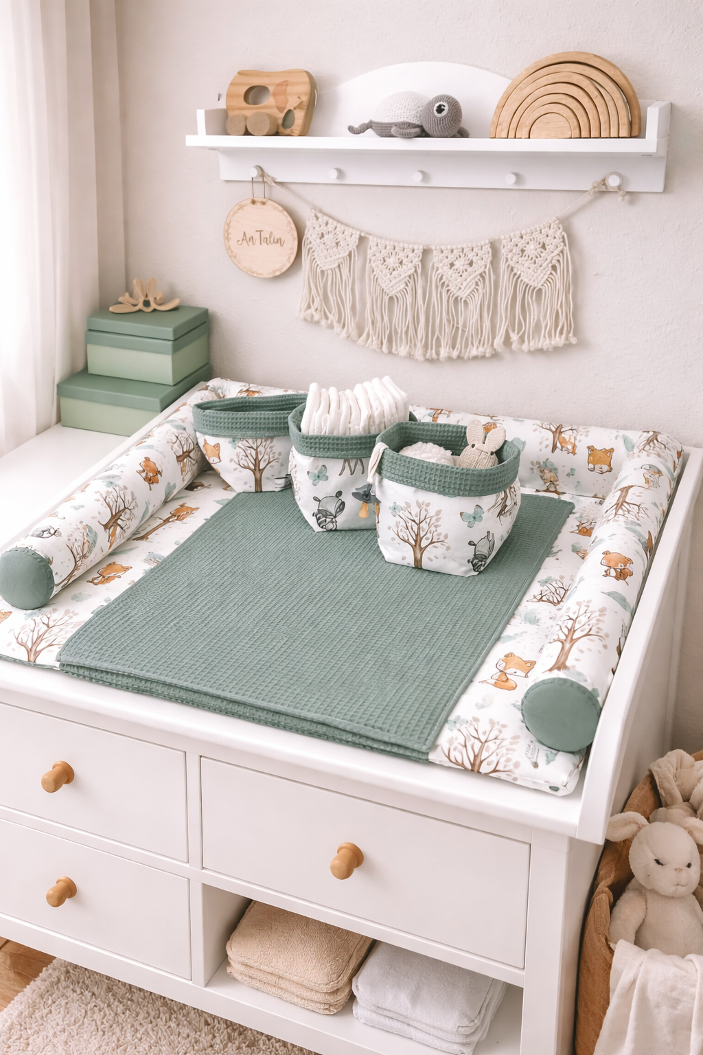 Weiche Wickelauflage Waldfreunde von AnTalin mit grünen Baum- und Waldmotiven, ideal für Babywickelstationen.