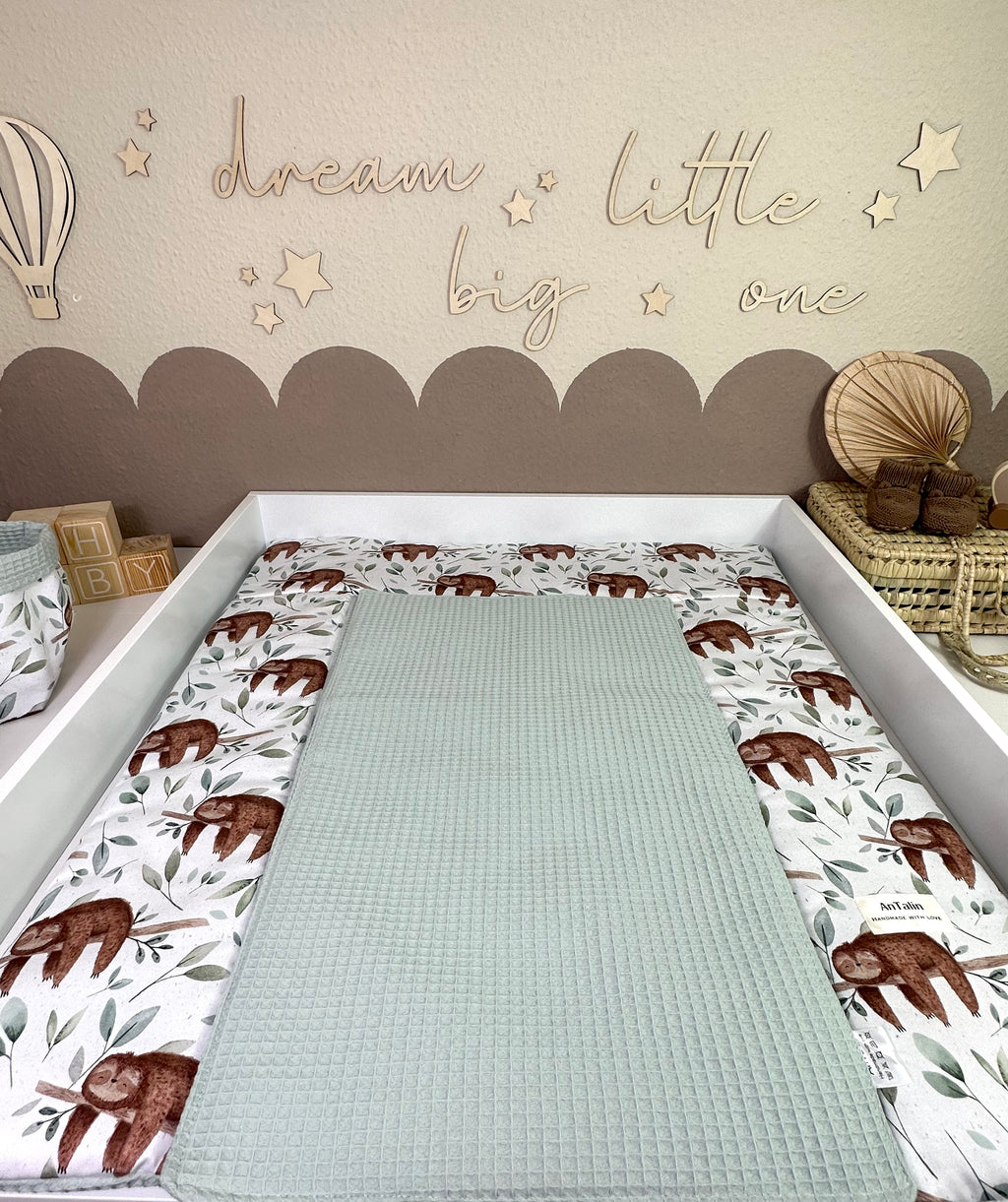 Wickelauflage Sloth von AnTalin in mintgrün mit Waffelpique-Design, weiche und bequeme Unterlage für Babys.