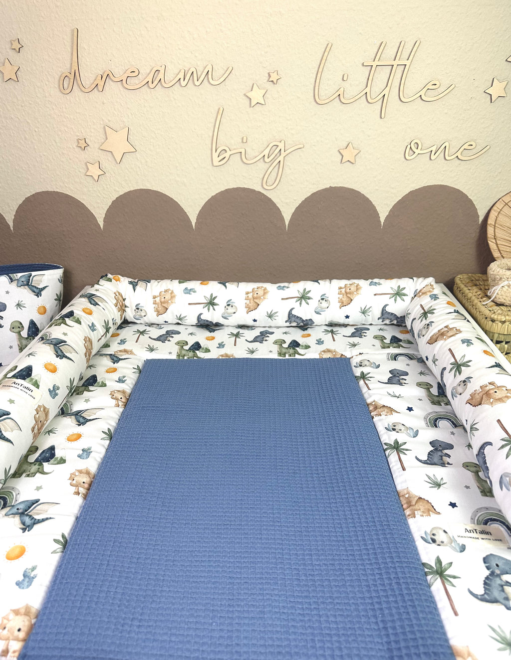 Wickelauflage kleiner Dino in Jeansblau mit Waffelpique, von AnTalin, weiche, gepolsterte Wickelauflage für Babys