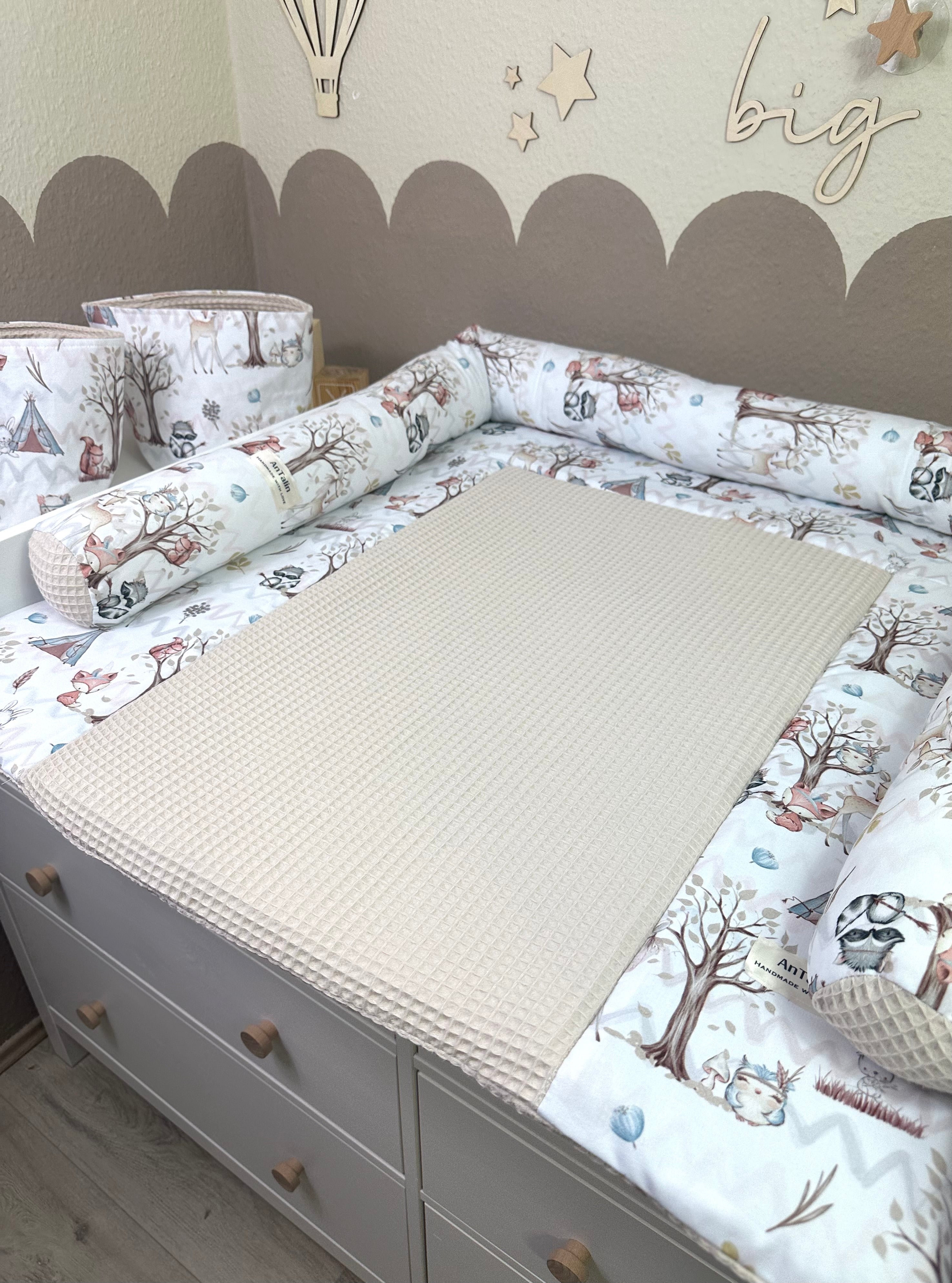 Wickelauflage mit Waldtiere Muster von AnTalin, weiche Oberfläche und bunte Tiermotive für Babysitzung.