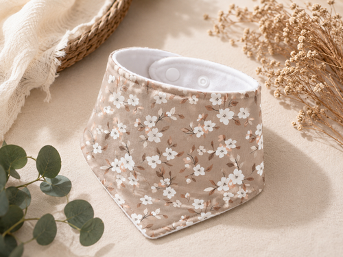 Vintage Blossom Halstuch von AnTalin, handgefertigtes Dreieckstuch für Babys mit Blumenmuster, weiches Material und schöner Optik