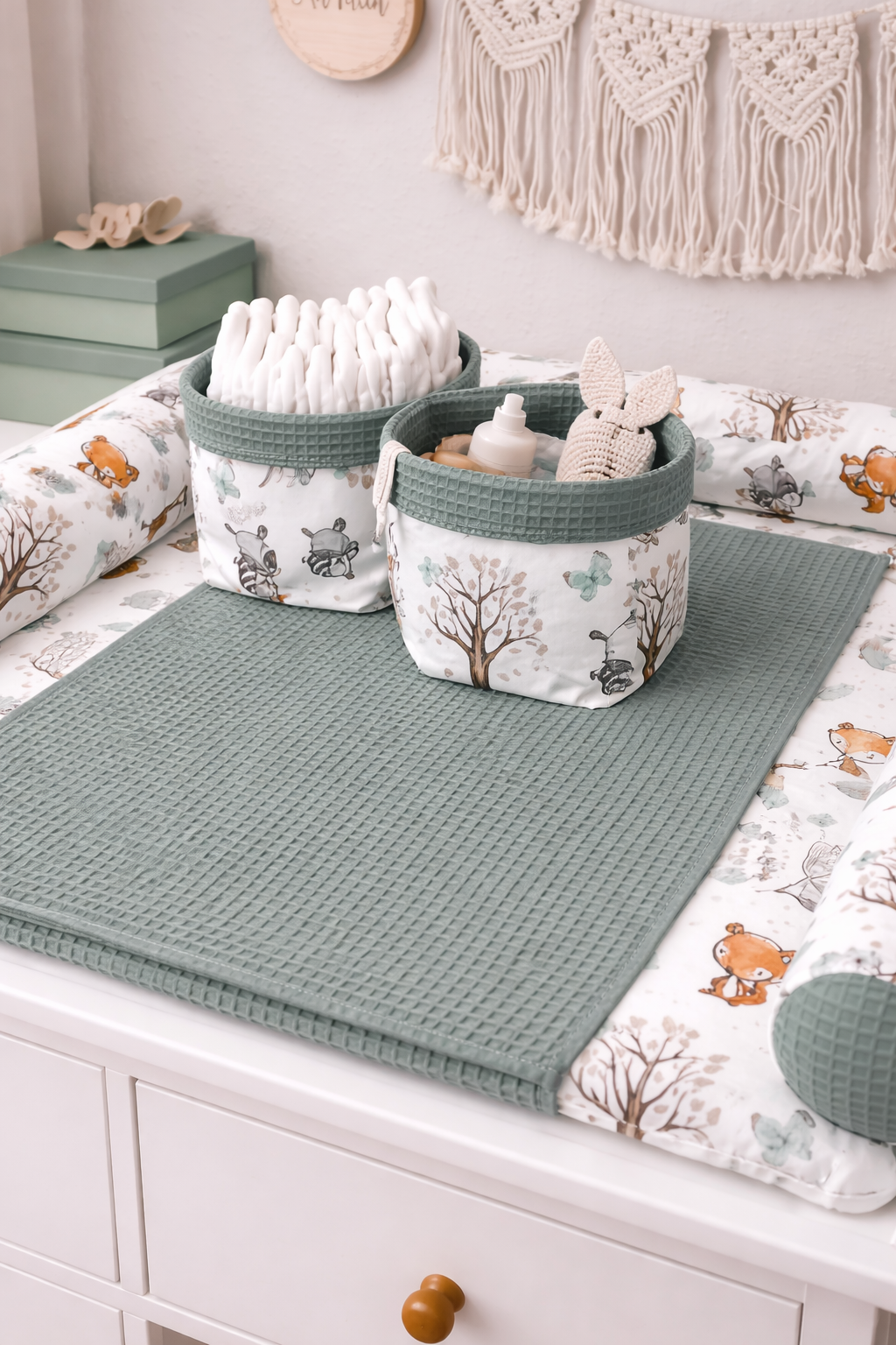 Weiche Wickelauflage Waldfreunde von AnTalin mit buntem Waldmuster für Baby-Wickelstationen, komfortabel und pflegeleicht.