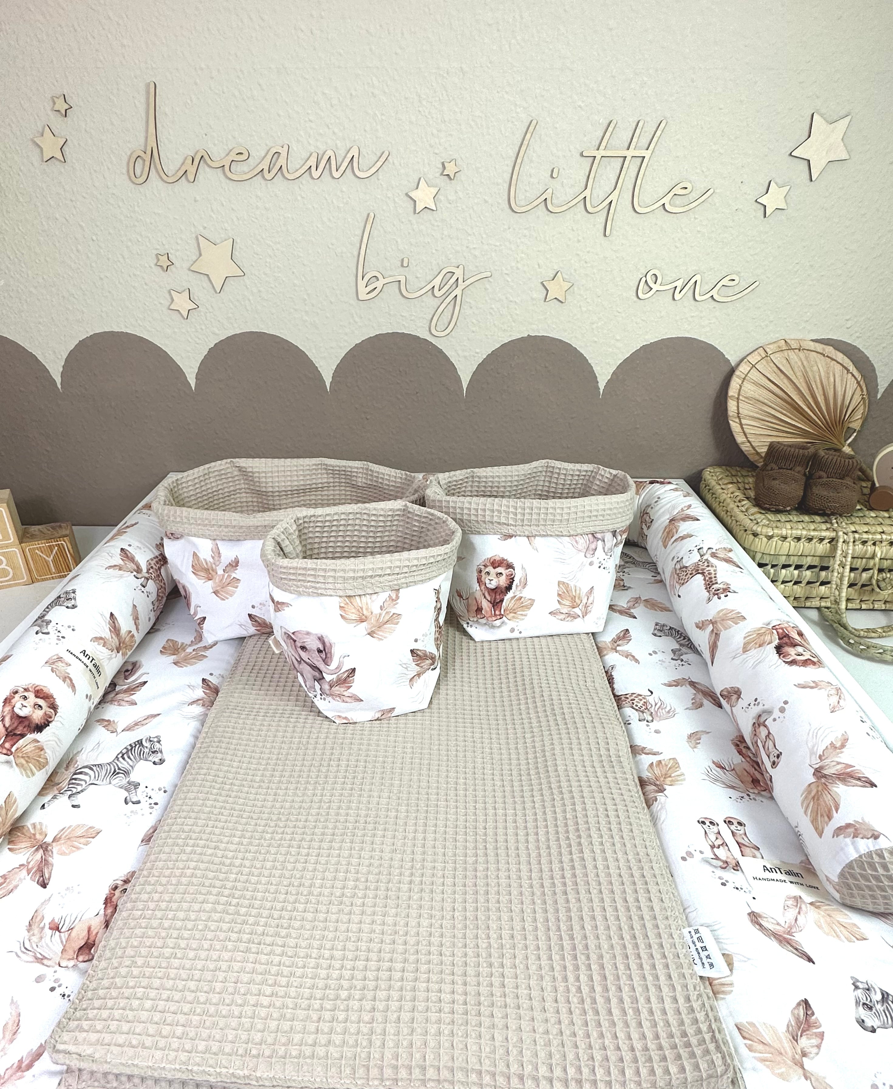 Fünfteiliger AnTalin Wickelauflagen-Set Safari Waffelpique hellbeige, weiche und strapazierfähige Wickelunterlagen für Babys.