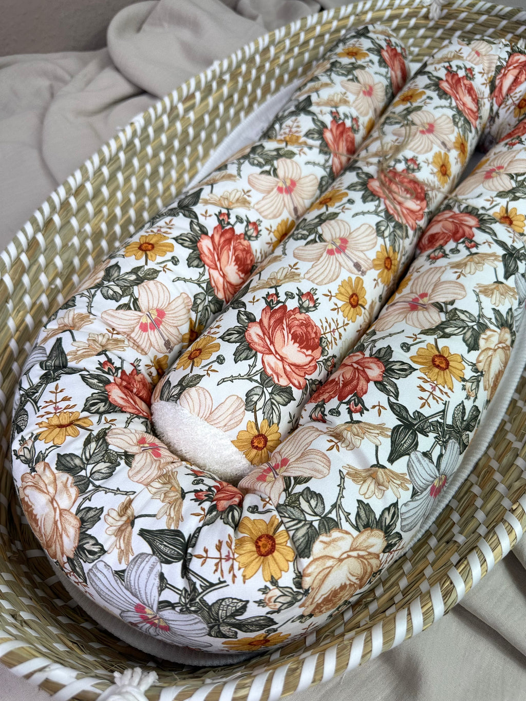 Wickeltischumrandung Retro Garten von AnTalin, bunte gepolsterte Wickelrand für Kinderwickeltisch, mit grünen und blauen Mustern.