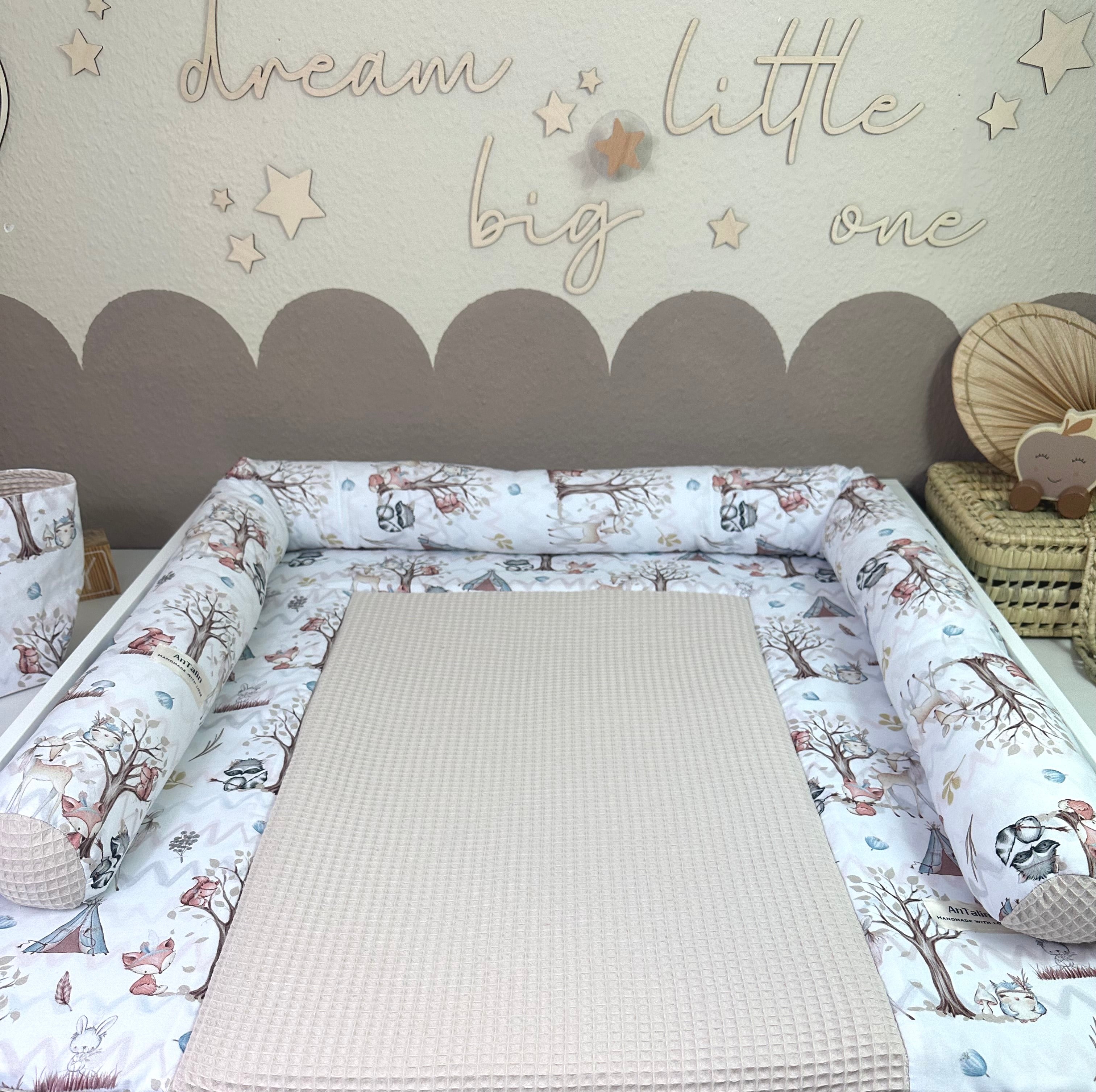 Wickelauflage Waldtiere von AnTalin mit bunten Tiermotiven auf weicher Oberfläche für Babys.