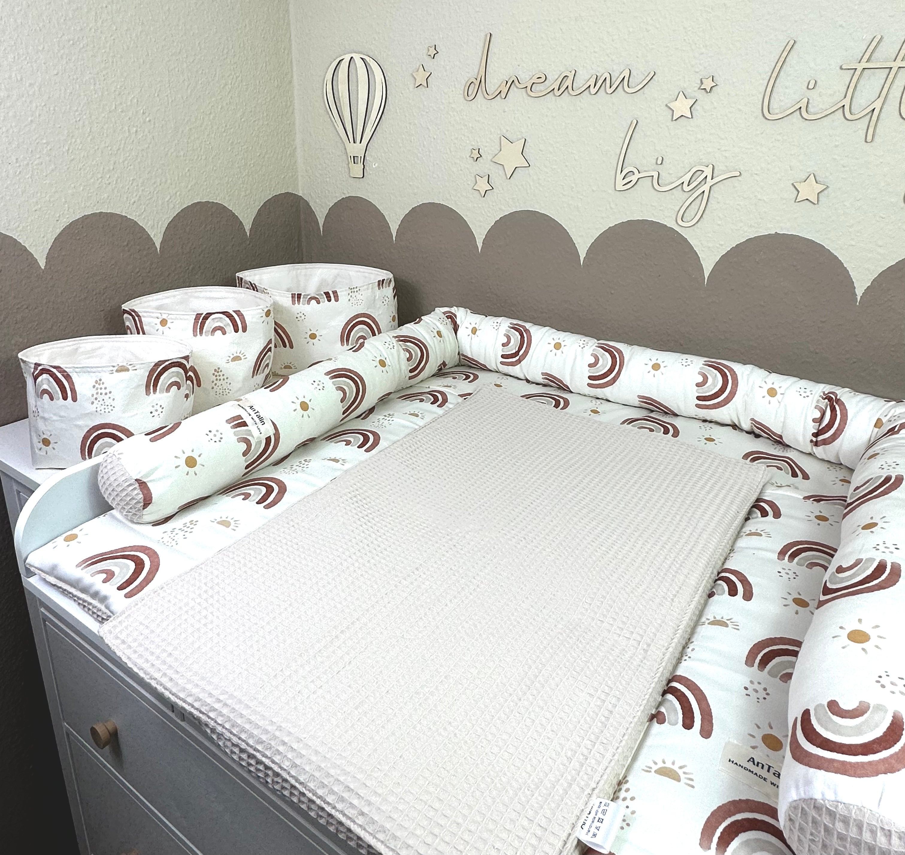 Helle beigen Wickelauflage Rainbow Sun von AnTalin mit Waffelpique-Muster, weiche und komfortable Wickelunterlage für Babys