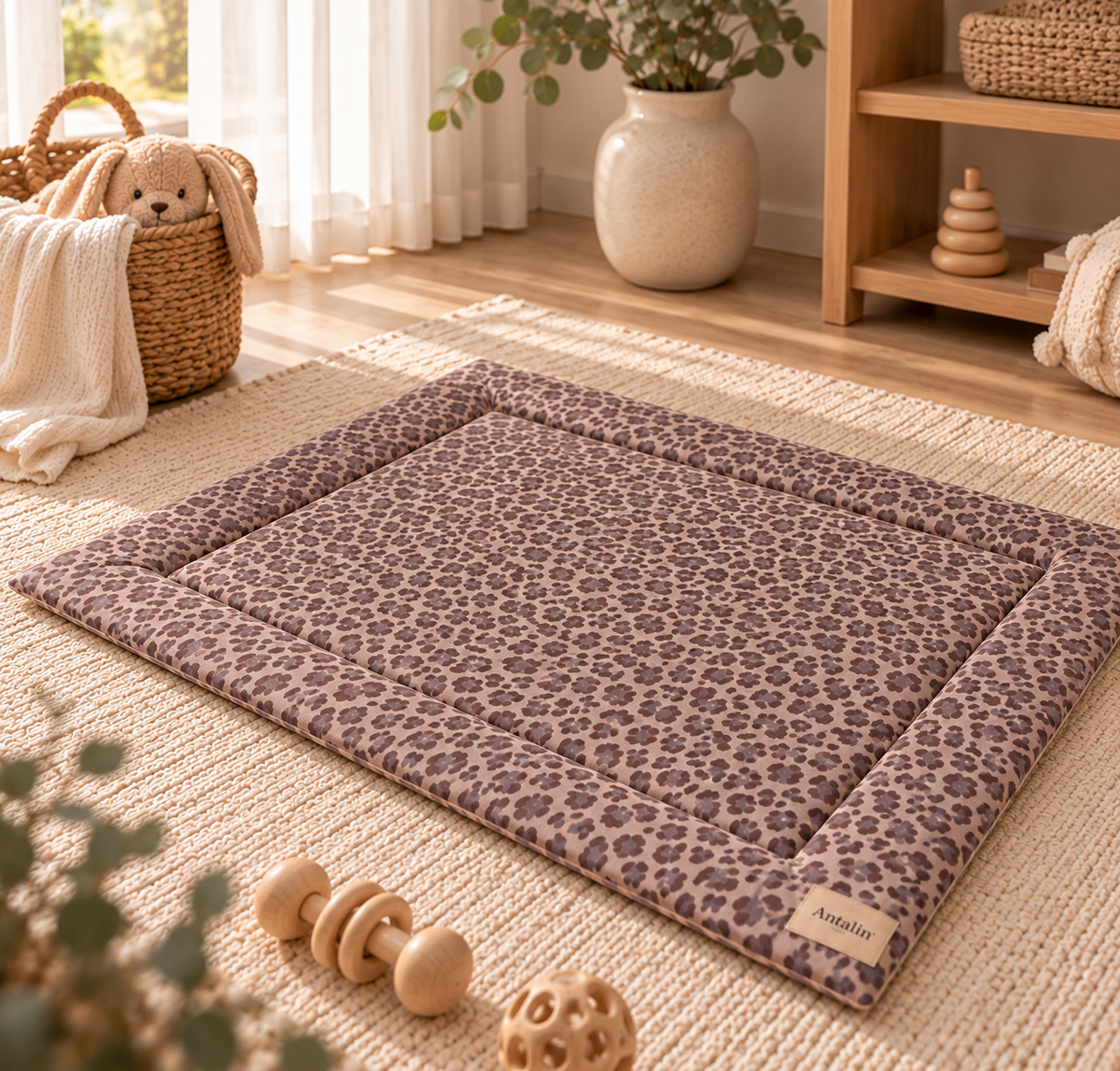 Krabbeldecke Leo Taupe - weiche Baby Krabbeldecke mit Leomuster
