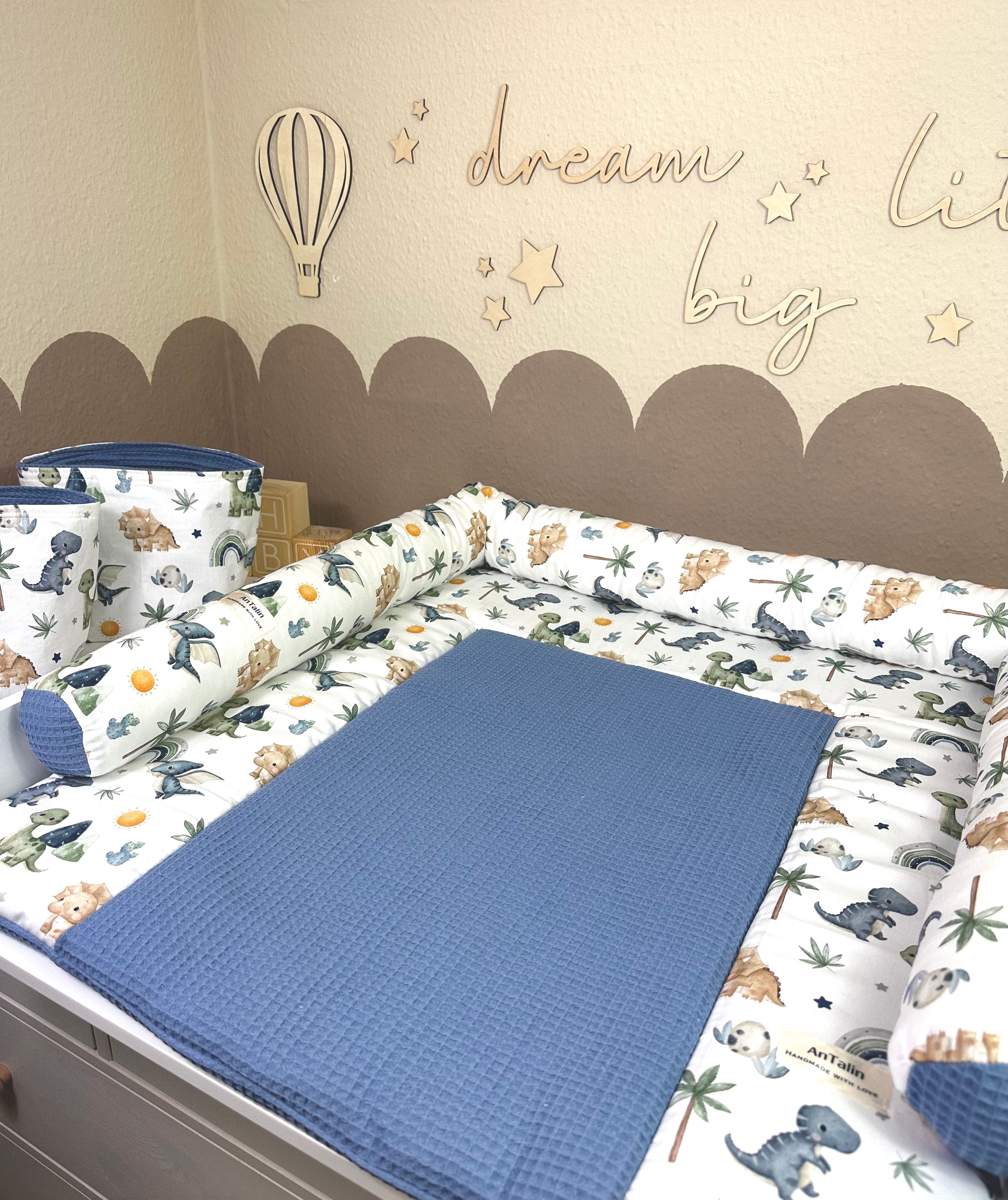 Wickelauflage kleiner Dino in Waffelpique jeansblau von AnTalin, weiche Oberfläche mit Dino-Design für Baby-Wickelstation