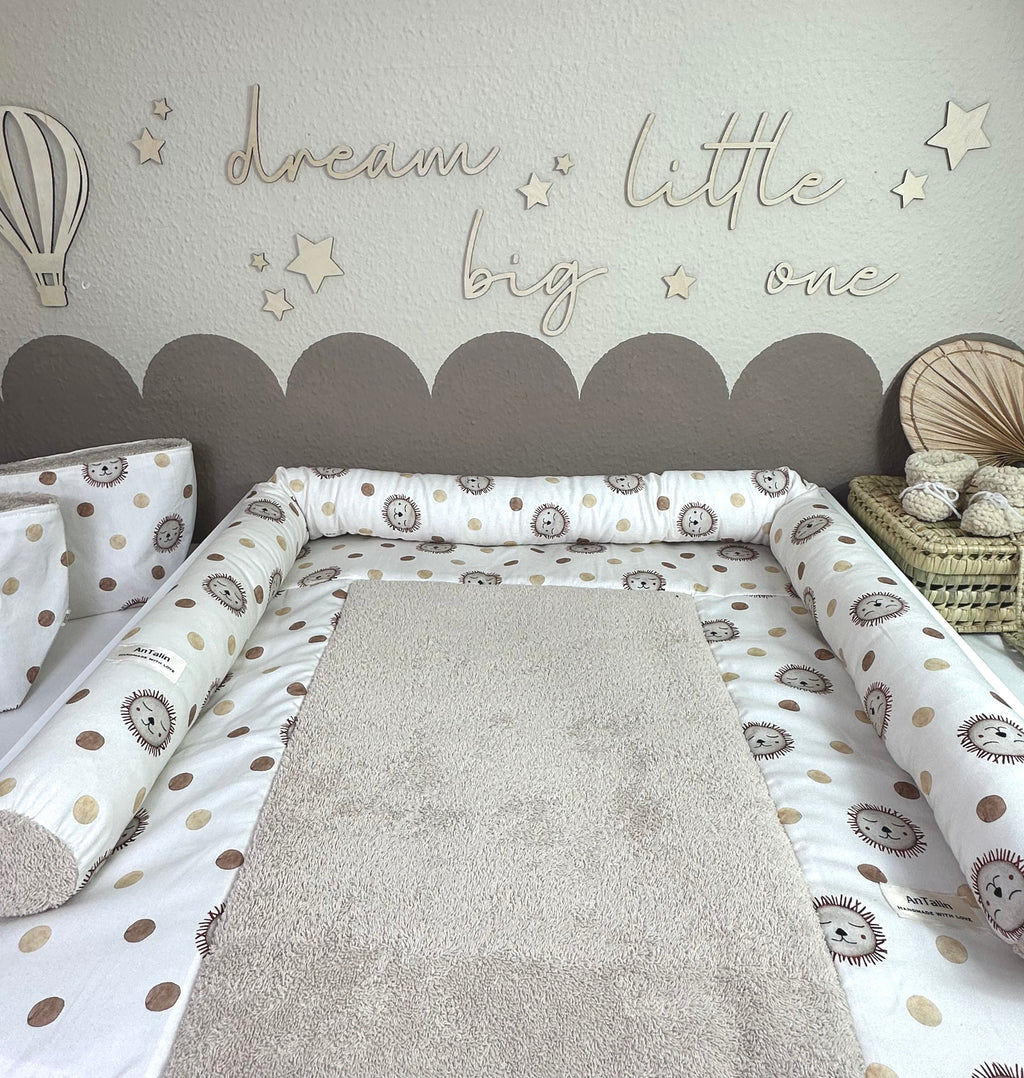 Beige Frottee Wickelauflage mit Löwenkopf-Design von AnTalin, weiche und bequeme Unterlage für Babys.