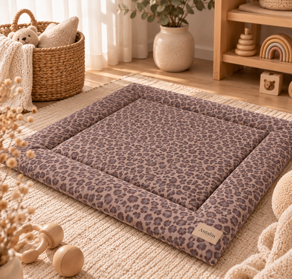 Krabbeldecke Leo Taupe - weiche Baby Krabbeldecke mit Leomuster