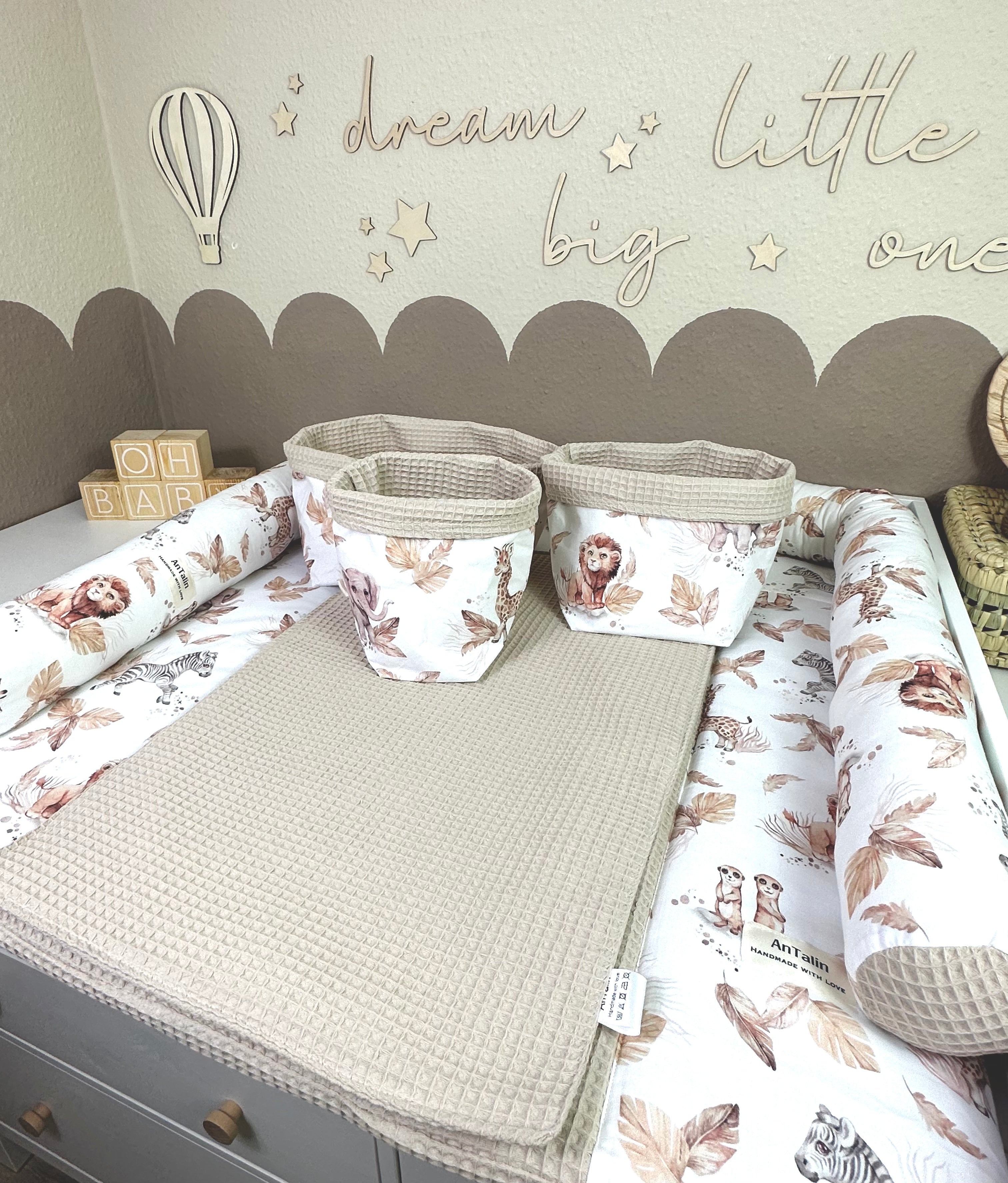 Wickelauflagen Set 5tlg. Safari Waffelpique in hellbeige von AnTalin, weiche, strukturierte Baby-Wickelunterlagen.