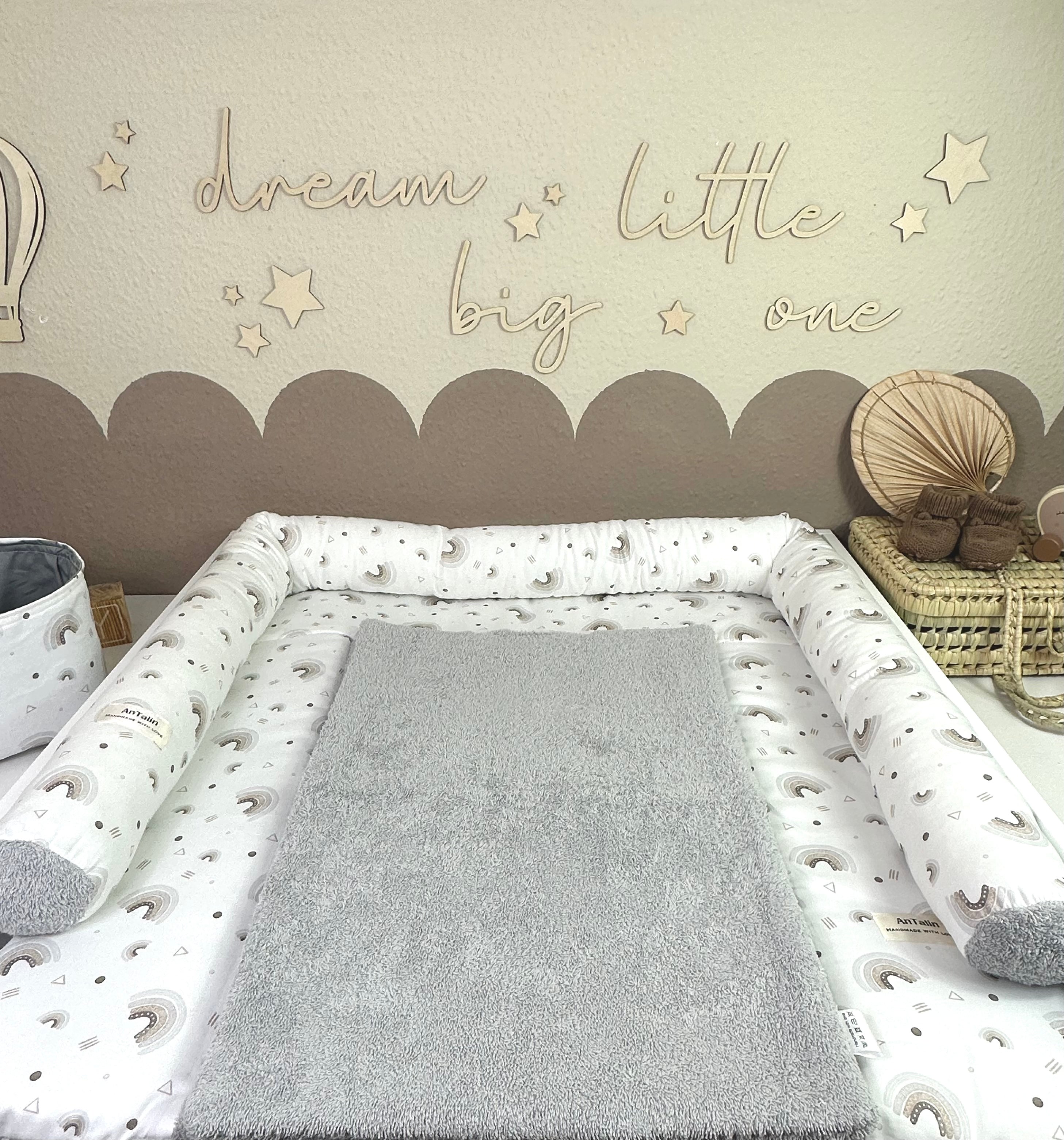 Graue Wickelauflage Rainbow Dance aus Frottee von AnTalin, weiche Oberfläche, ideal für Babywickelstationen.