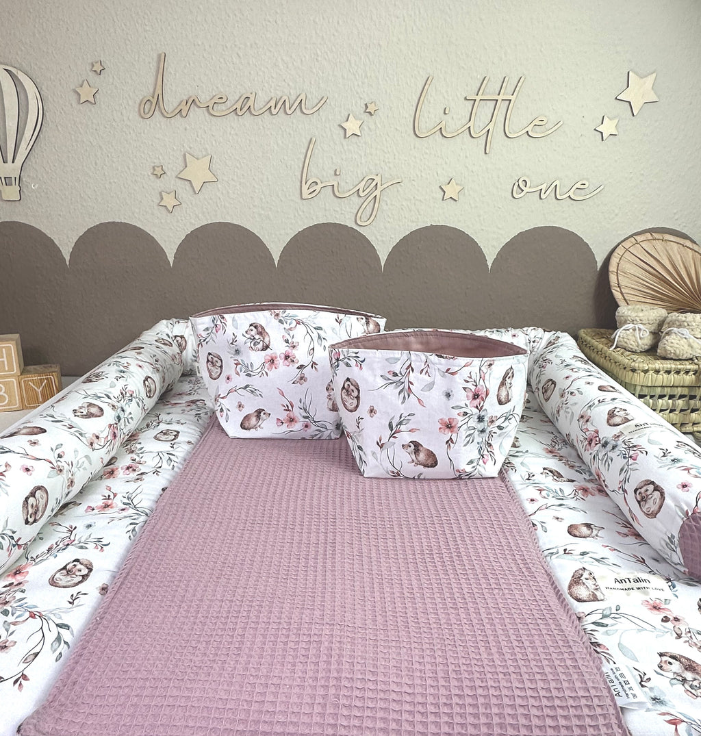 Wickelauflage kleiner Igel in altrosa mit Waffelpique von AnTalin, weiche Oberfläche und niedliches Igel-Design