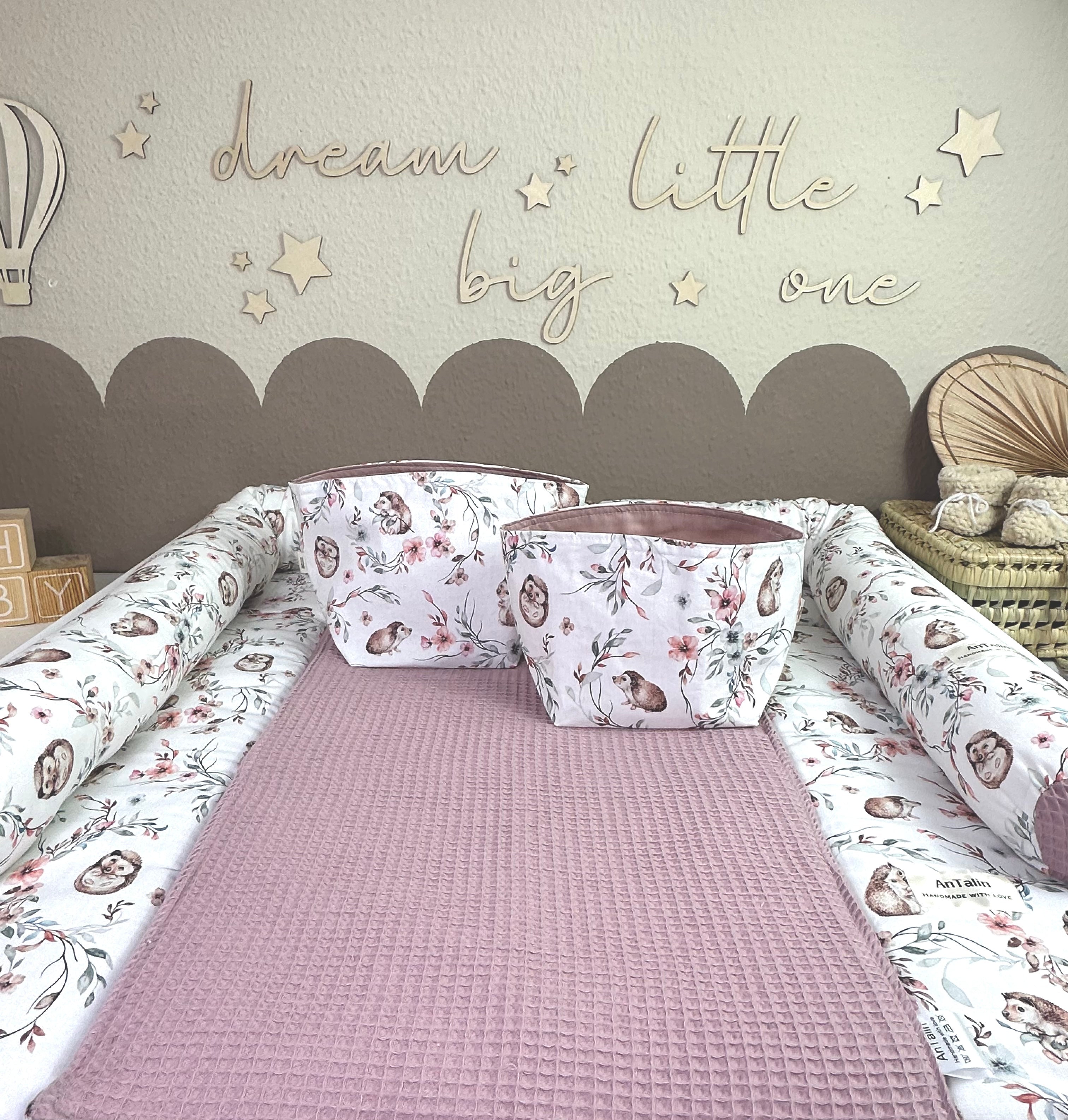 Wickelauflage kleiner Igel in altrosa mit Waffelpique von AnTalin, weiche Oberfläche und niedliches Igel-Design