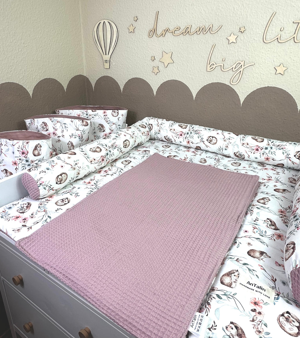 Wickelauflage kleiner Igel in altrosa mit Waffelpique von AnTalin, weiches und saugfähiges Wickelunterlage für Babys