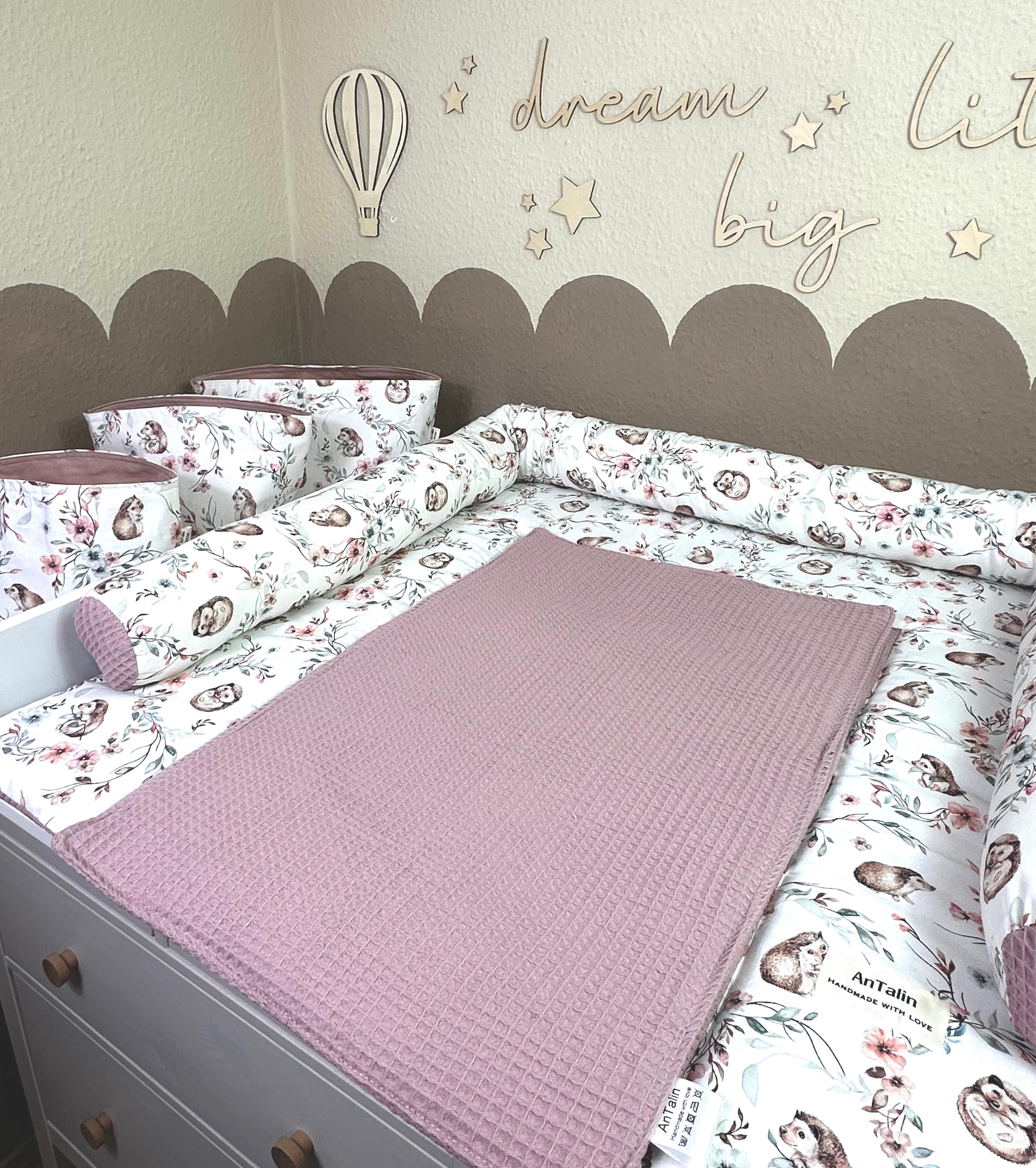 Wickelauflage kleiner Igel in altrosa mit Waffelpique von AnTalin, weiches und saugfähiges Wickelunterlage für Babys