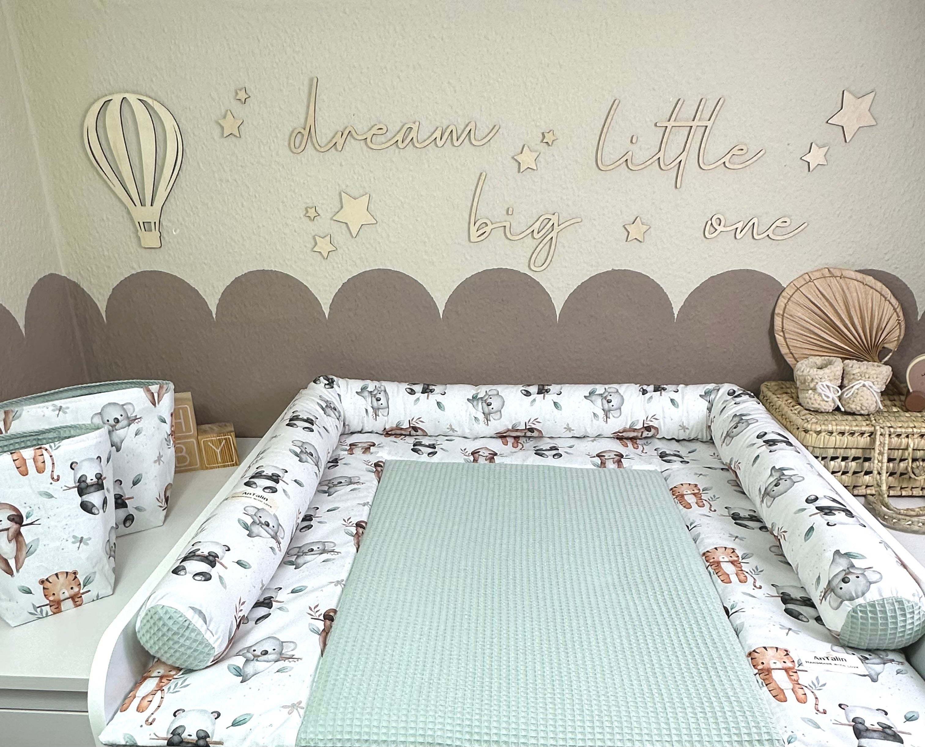 Wickelauflage Animals Friends von AnTalin, waffelpique mit grünen Tieren und freundlichen Tiermotiven, weiche und bequeme Unterlage