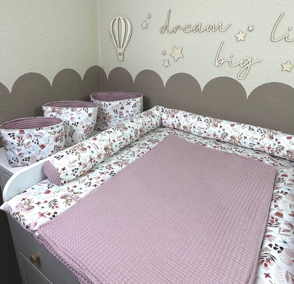 Wickelauflage Scattered Waffelpique altrosa von AnTalin, weiche und gemusterte Wickelunterlage für Babys, mit Waffelpique-Oberfläche