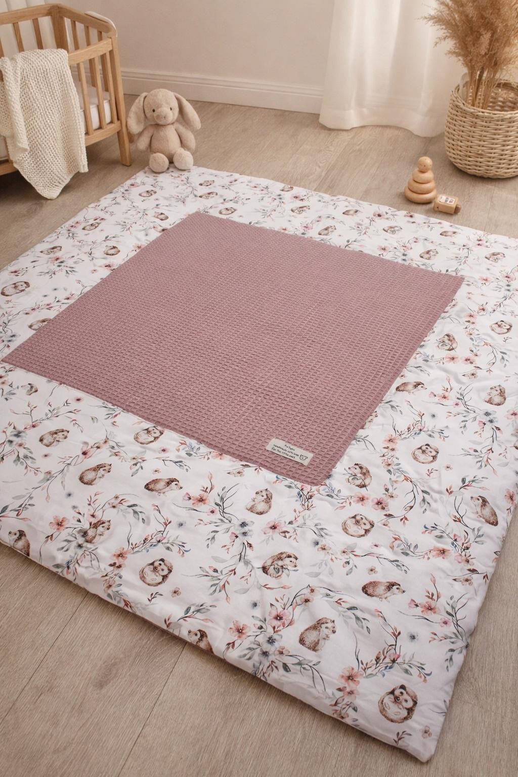Bunte Krabbeldecke für Babys mit kleinen Igel-Design von AnTalin, weiche Oberfläche und bunte Muster.