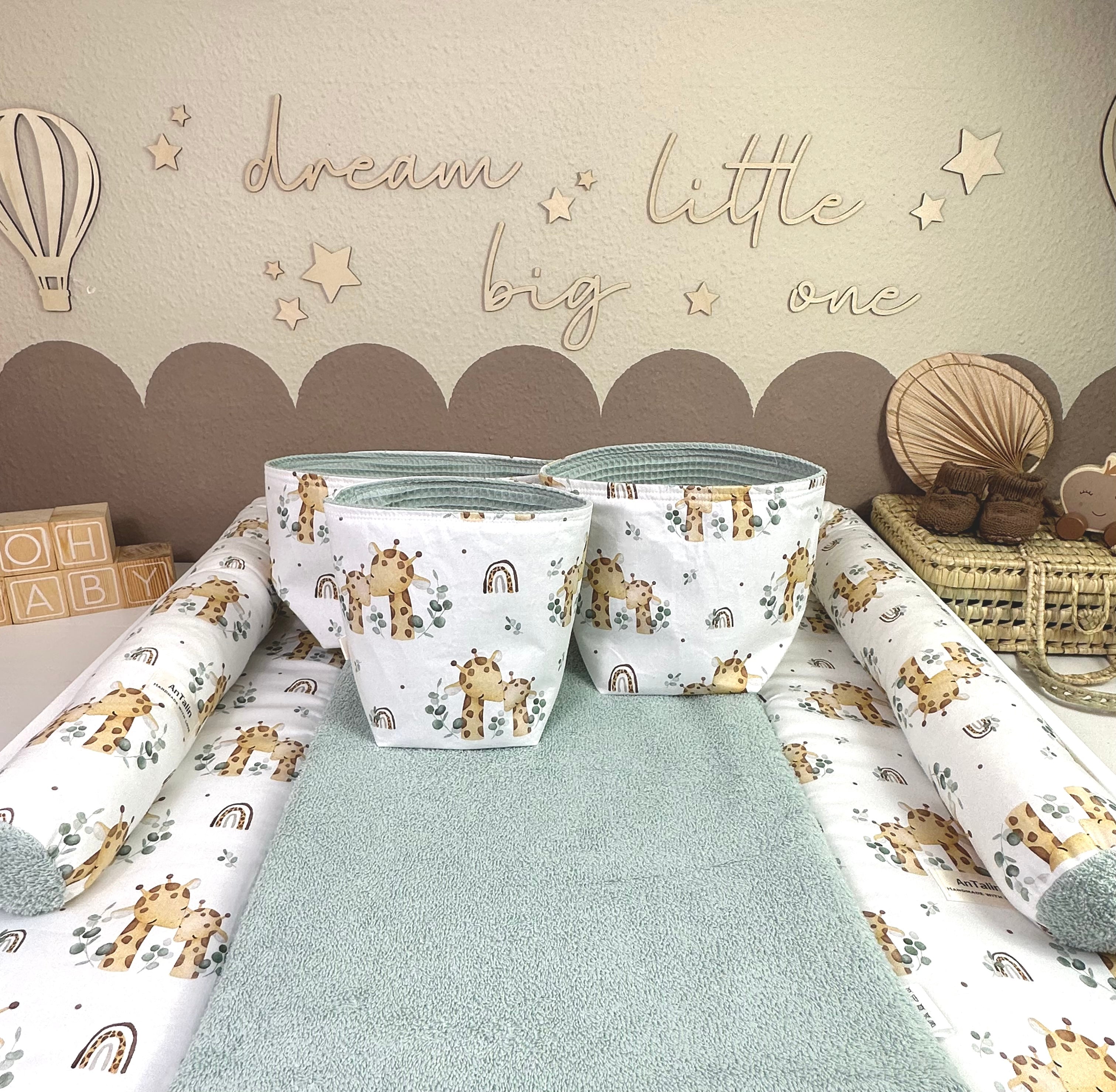 Fünfteiliger Wickelauflagen-Set mit kleinen Giraffen, Frottee in Mintgrün von AnTalin für Babywickelstationen
